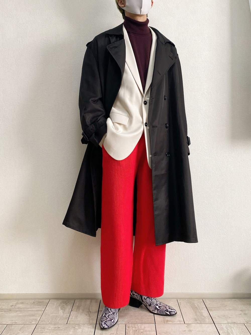 「紅白コーデ、マイベストコーデ2021、ロングコート、カラーニット、ニットパンツ、カラーパンツ、ザラ、ユニクロコーデ、UNIQLOコーデ、タートルネック、ジャケットスタイル、赤、パイソン柄、ブーツ、トレンチコート」｜「whoop-de-dooのwhoop-de-doo/フープディドゥ 6.5cmヒールアップブーツ（ブーツ、ホワイト系）」を使った、たなか/ YouTube「田中の試着室」さん（メンズ・175cm）の冬コーディネートの1枚目の写真