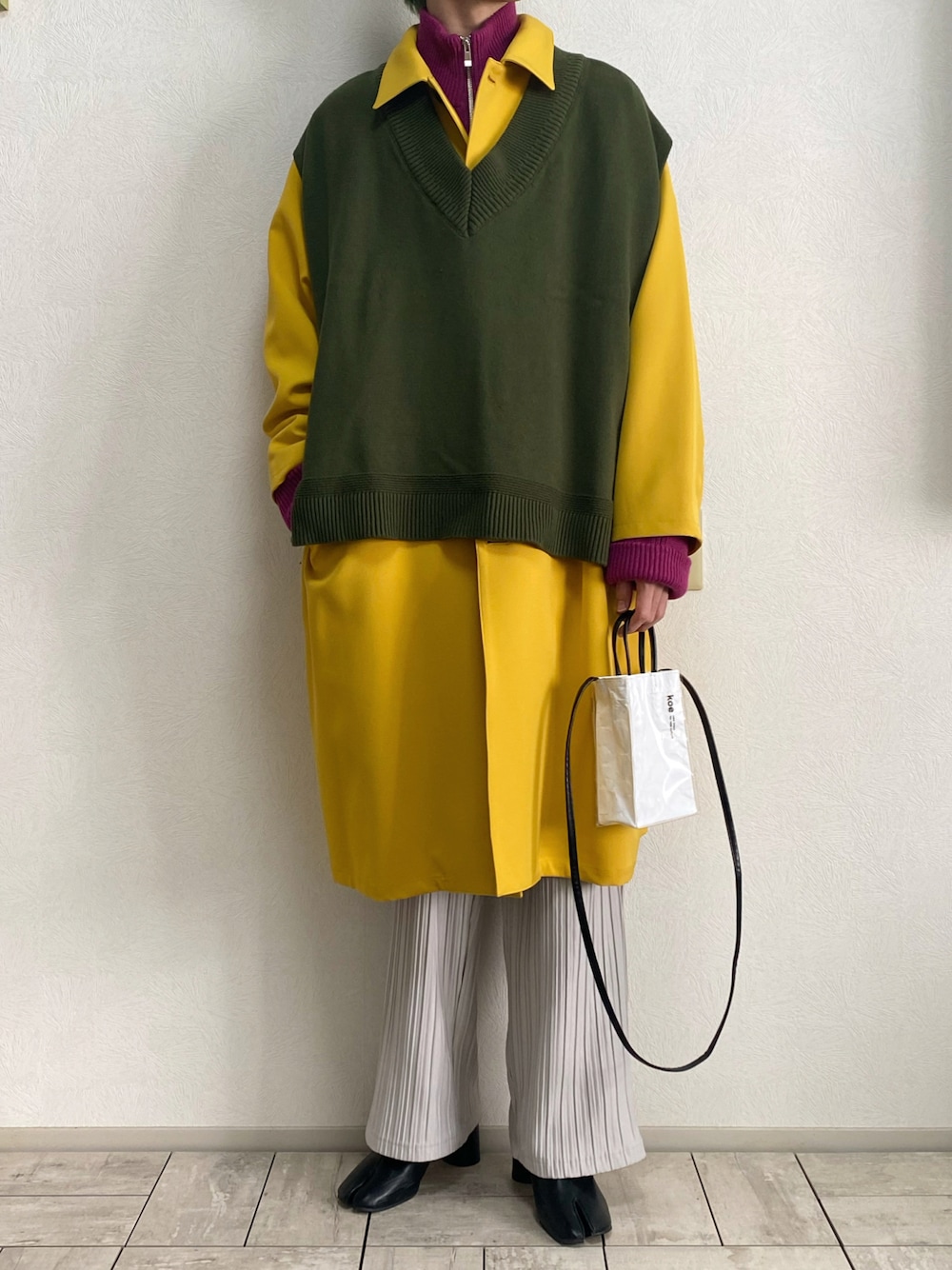 ブラック系のブーツ、グレー系のその他パンツ、ホワイト系のトートバッグを着用したメンズの冬コーディネートの1枚目の写真