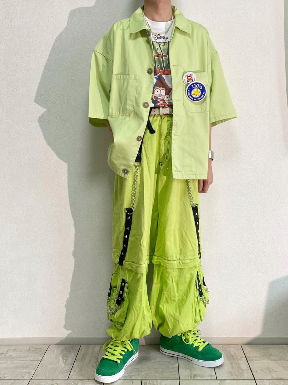 グリーン系のシャツ/ブラウス、ホワイト系のTシャツ/カットソー、グレー系のTシャツ/カットソーを着用したメンズの夏コーディネートの1枚目の写真