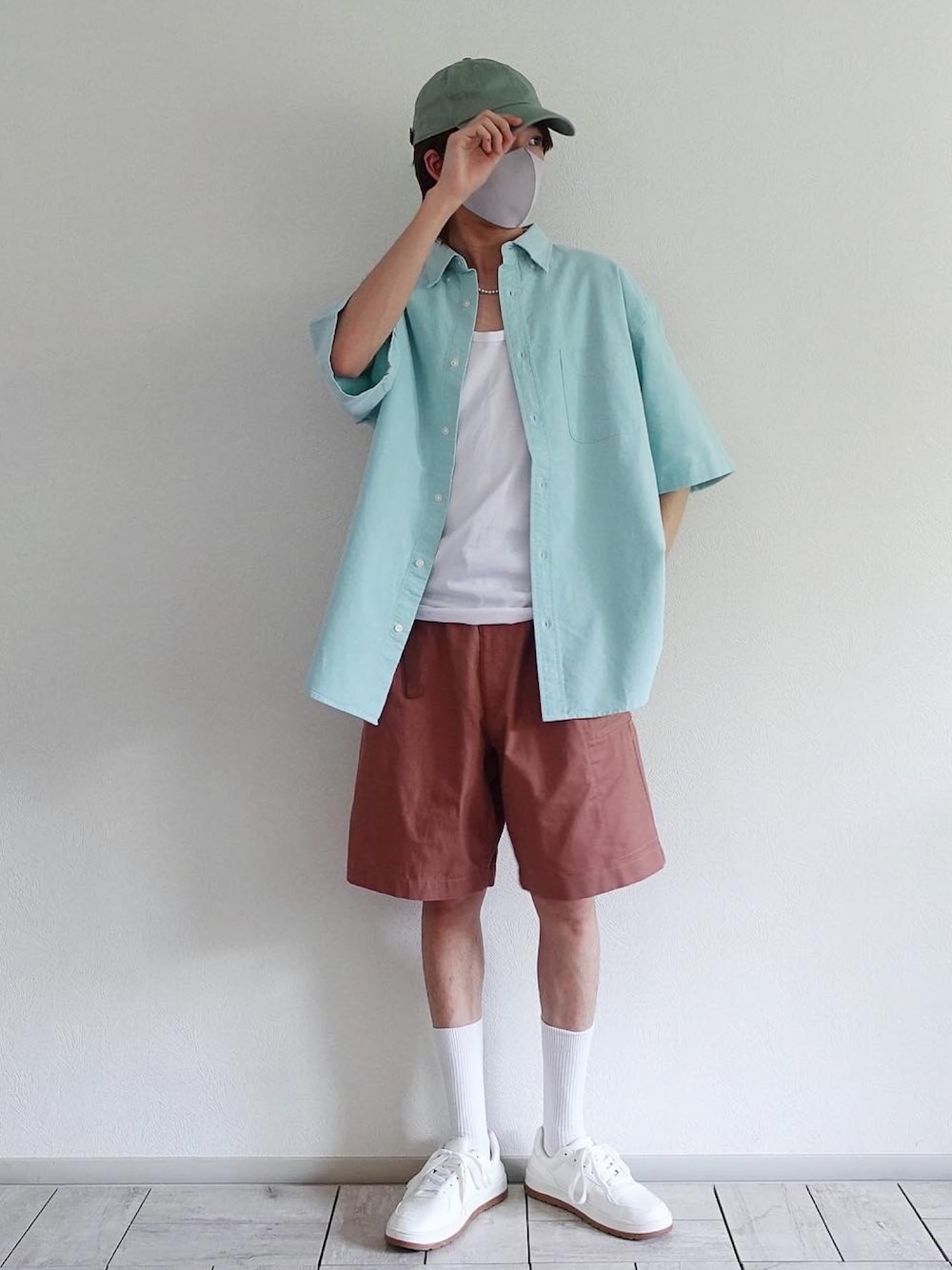 「GU、UNIQLO U、白スニーカー、ハーフパンツ、ショーツ、ビッグシャツ、白Tシャツ、ミントグリーン、キャップ、ピンク、くすみカラー、ラフコーデ、カジュアルコーデ、夏コーデ、プチプラ」｜「GUのアイテム（スニーカー、ホワイト系）」を使った、たなか/ YouTube「田中の試着室」さん（メンズ・175cm）の夏コーディネートの1枚目の写真
