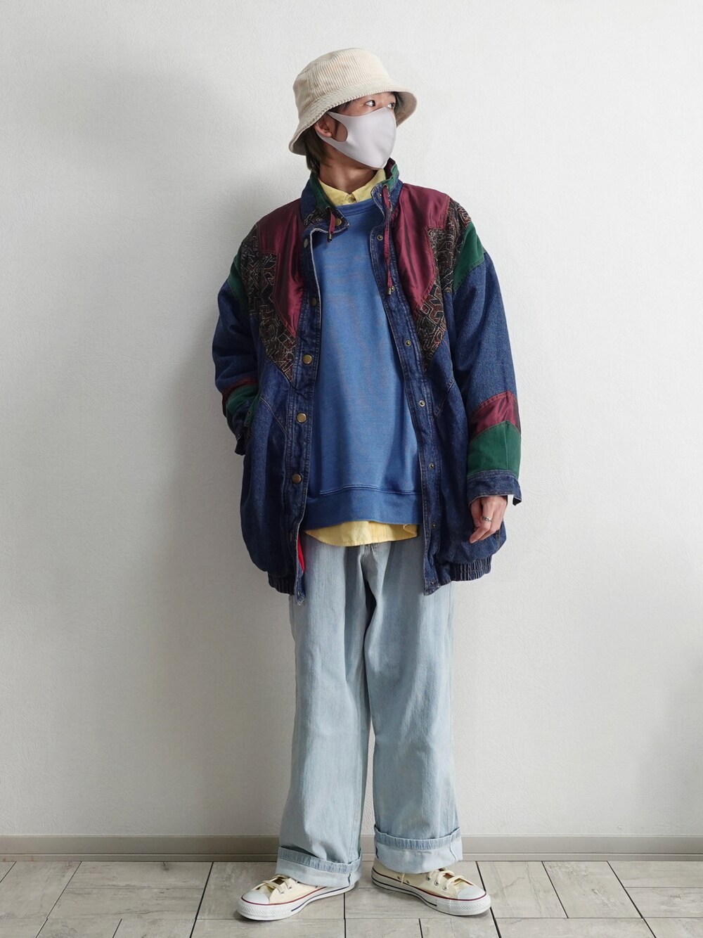 「デニムパンツ、ユニクロコーデ、UNIQLO、古着、converse、コンバース オールスター、白スニーカー、デニム、春アウター、レイヤードスタイル、インディゴデニム、スウェット、コンバース、古着MIX、バケットハット」｜「🔥YouTube → 「田中の試着室」のアイテム（ワンピース/ドレス、その他）」を使った、たなか/ YouTube「田中の試着室」さん（メンズ・175cm）の春コーディネートの1枚目の写真