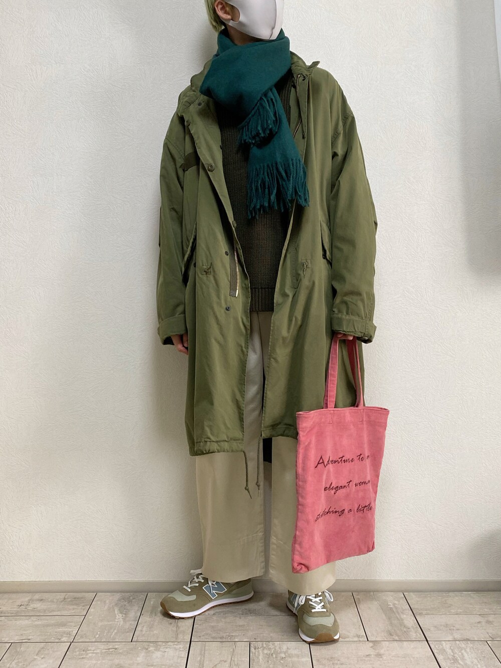 「マフラーぐるぐる、マフラー、白パンツ、ワントーンコーデ、モッズコート、ミリタリーパンツ、ミリタリー、休日スタイル、ニューバランス、プチプラ、ユニクロユー、UNIQLO U、GUコーデ、グリーン、トートバッグ」｜「NEW BALANCEのML574（スニーカー、グリーン系）」を使った、たなか/ YouTube「田中の試着室」さん（メンズ・175cm）の冬コーディネートの1枚目の写真