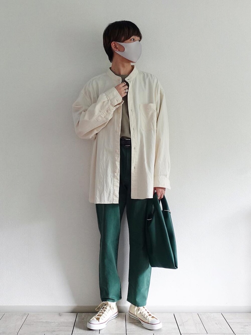 「デニムっていいよね、ジーンズ、ワイドデニム、ワイドパンツ、デニムパンツ、コンバース、converse、白スニーカー、ミニバッグ、レザーバッグ、白シャツ、エアリズムコットンオーバーサイズTシャツ(５分袖)、ユニクロユー、UNIQLO U、ユニクロ」｜「CONVERSEのCONVERSE コンバース CVS ALL STAR キャンバス オールスター HI（スニーカー、ホワイト系）」を使った、たなか/ YouTube「田中の試着室」さん（メンズ・175cm）の夏コーディネートの1枚目の写真