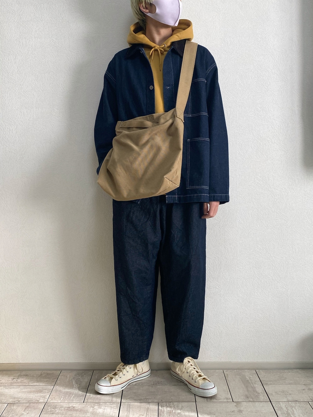 「カバーオール、デニムパンツ、GU、GUコーデ、トートバッグ、パーカー、イエロー、バルーンパンツ、コンバース、カジュアル、セットアップ、オーバーサイズ、休日スタイル、プチプラ、春コーデ」｜「CONVERSEのCONVERSE コンバース CVS ALL STAR キャンバス オールスター HI（スニーカー、ホワイト系）」を使った、たなか/ YouTube「田中の試着室」さん（メンズ・175cm）の冬コーディネートの1枚目の写真