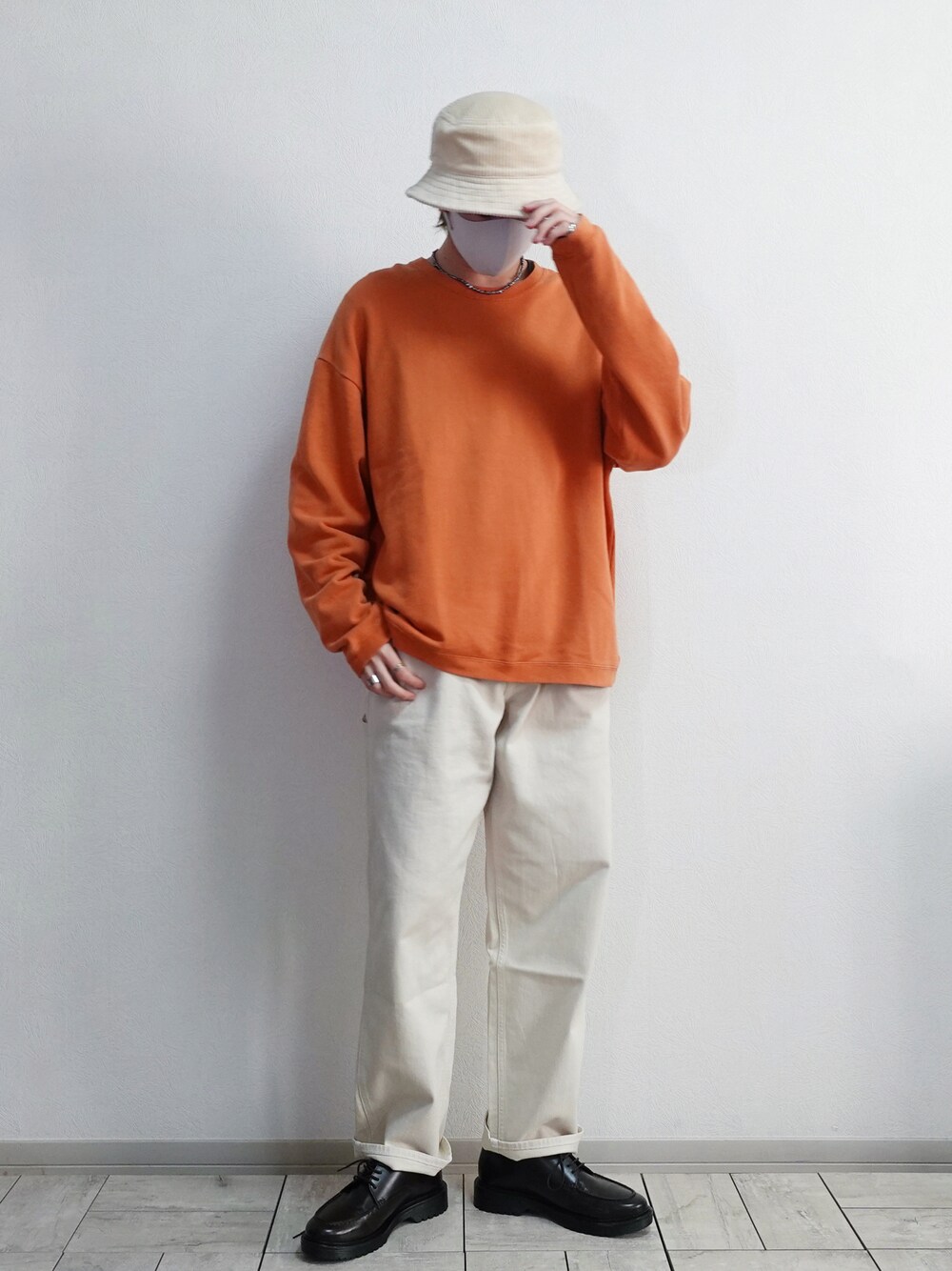 ブラウン系のドレスシューズ、ホワイト系のデニムパンツ、その他のワンピース/ドレスを着用したメンズの夏コーディネートの1枚目の写真