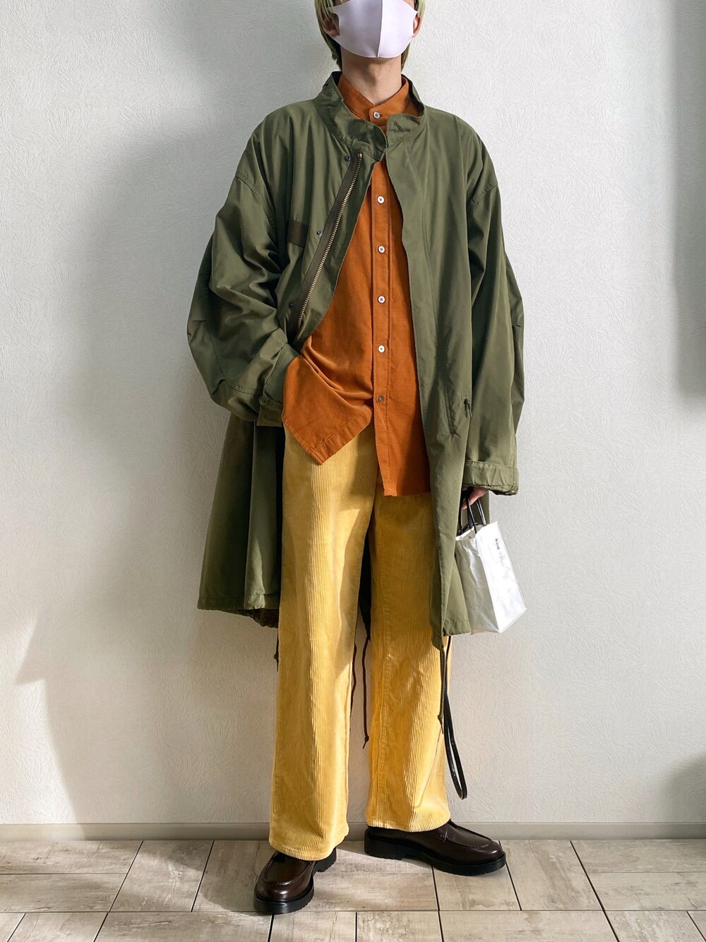 「モッズコート、UNIQLO U、ユニクロコーデ、春コーデ、革靴、GUコーデ、コーデュロイパンツ、イエロー、オレンジ、ミリタリー、バンドカラーシャツ、グリーン、カラーパンツ、きれいめカジュアル、ワイドパンツ」｜「FREAK'S STOREのWEB限定 ビッグシルエット M-65 ライナーセットモッズコート/コート＆キルティングライナーセット/2枚セット/3WAY（モッズコート、グリーン系）」を使った、たなか/ YouTube「田中の試着室」さん（メンズ・175cm）の冬コーディネートの1枚目の写真