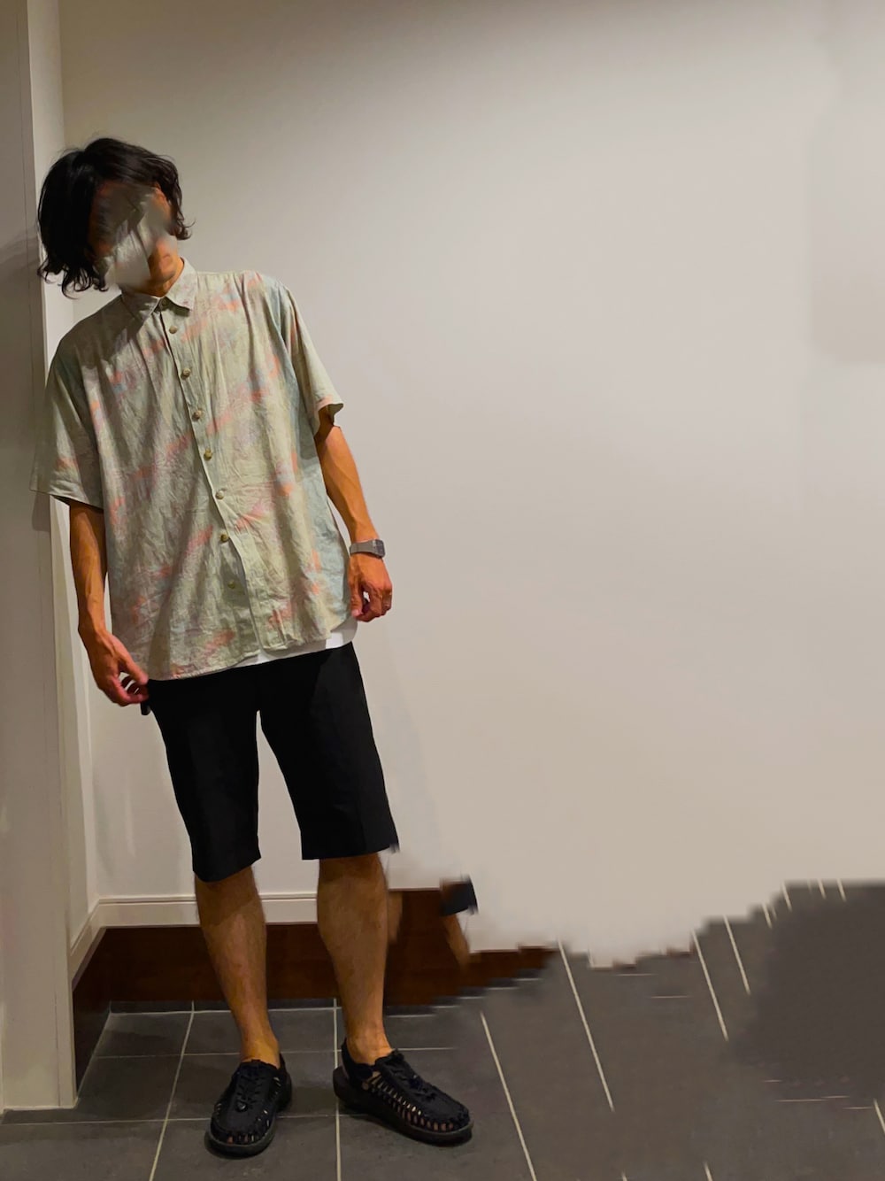 「半袖シャツ、柄シャツ、ハーフパンツ、半ズボン、スポーツサンダル、サンダル、古着、古着MIX、古着コーデ、夏コーデ、休日コーデ、カジュアルコーデ、シャツ好き集まれ、ラフ、きれいめカジュアル」｜「古着のアイテム（シャツ/ブラウス、ベージュ系）」を使った、ぺちゃんこさん（メンズ・178cm）の夏コーディネートの1枚目の写真