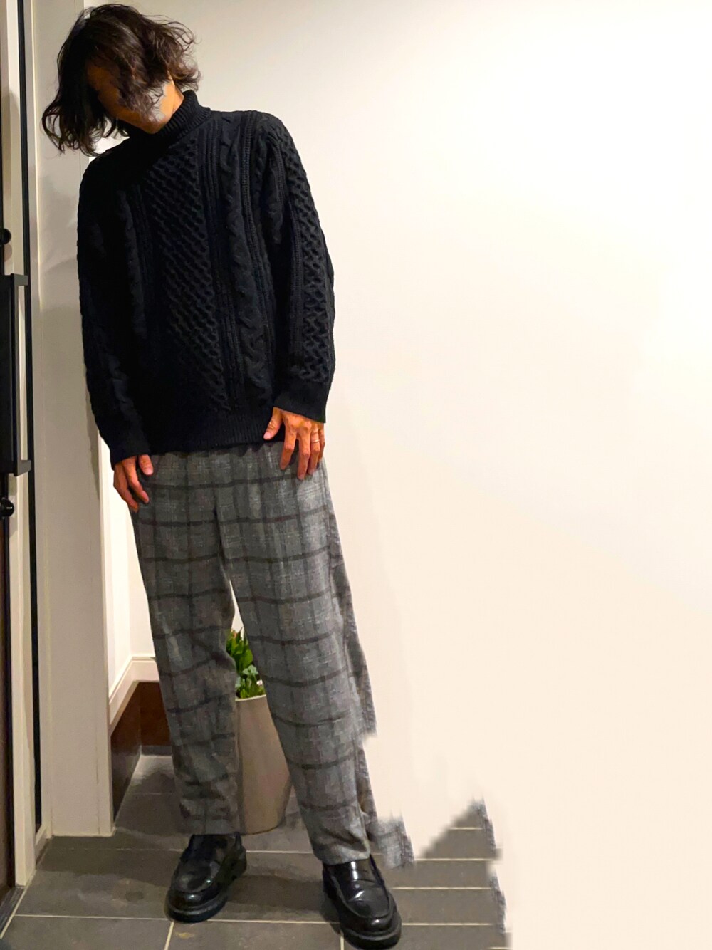 「ニット、タートルネック、タートルネックニット、チエックパンツ、スラックス、ワイドパンツ、革靴、スリッポン、ローファー、秋コーデ、ゆるコーデ、チェック、秋ルック紹介するよ、きれいめカジュアル、モノトーン」｜「RAGEBLUEのウォッシャブルケーブルニットタートル/843084（ニット/セーター、ブラック系）」を使った、ぺちゃんこさん（メンズ・178cm）の秋コーディネートの1枚目の写真