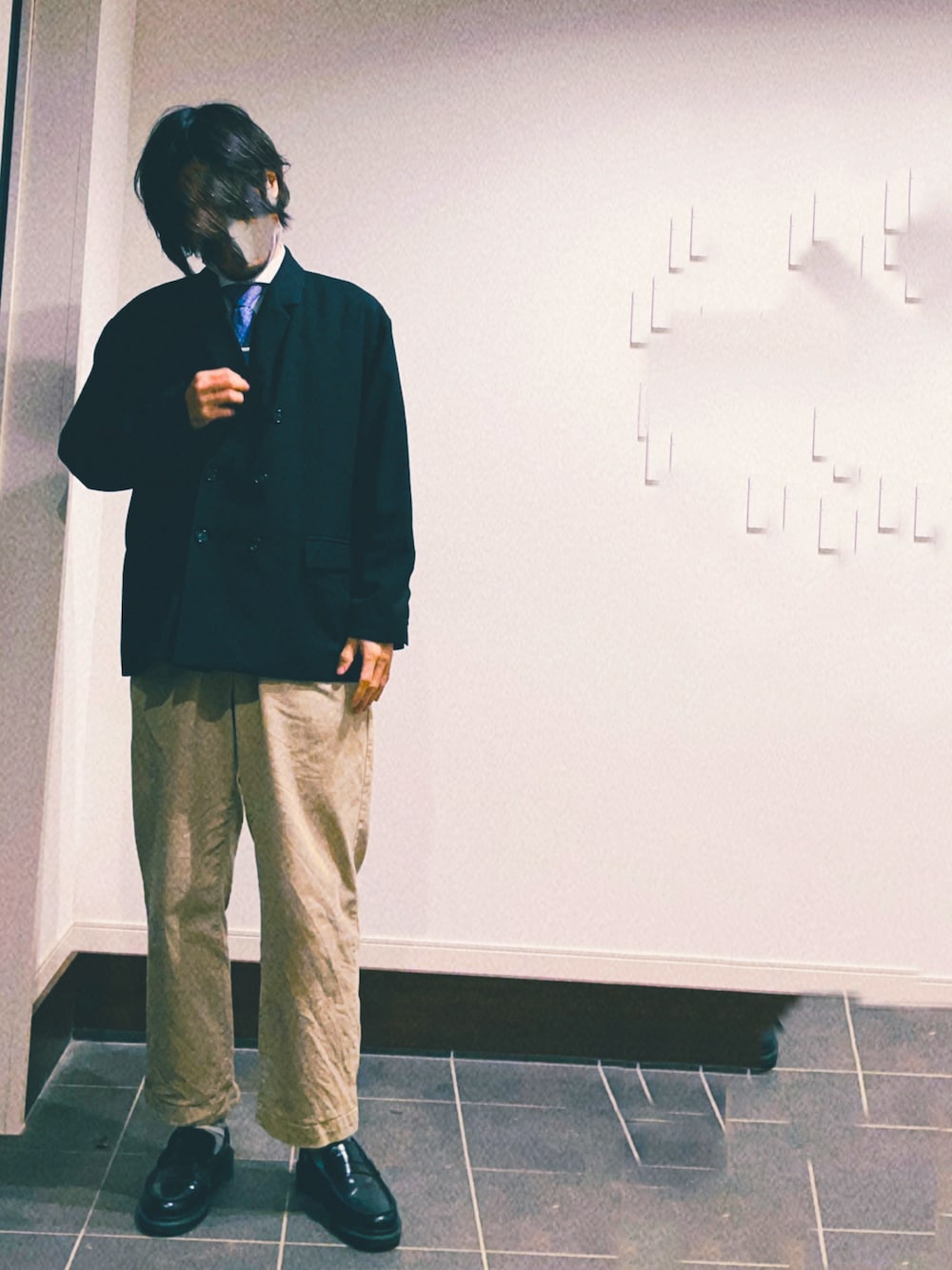 「春服デビュー宣言、テーラードジャケット、ネクタイ、シャツスタイル、オフィスカジュアル、チノパン、ワイドパンツ、ローファー、ダブルジャケット、ブラック、ベージュ、パープル、キレイめ、オフィススタイル、ワイドチノ」｜「GLOBAL WORKのチノワイドトラウザー/776949（その他パンツ、ベージュ系）」を使った、ぺちゃんこさん（メンズ・178cm）の春コーディネートの1枚目の写真