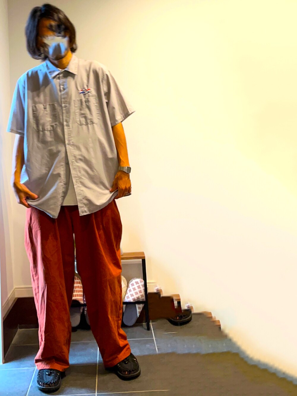 「古着、古着MIX、古着コーデ、バルーンパンツ、チノパン、カラーパンツ、オレンジ、サンダル、スポーツサンダル、シャツスタイル、半袖シャツ、シャツ、リラックススタイル、ゆるコーデ、オーバーサイズ」｜「EMMA CLOTHESのタックワイドバルーンシルエットチノパンツ EMMA CLOTHES（チノパンツ、オレンジ系）」を使った、ぺちゃんこさん（メンズ・178cm）の夏コーディネートの1枚目の写真