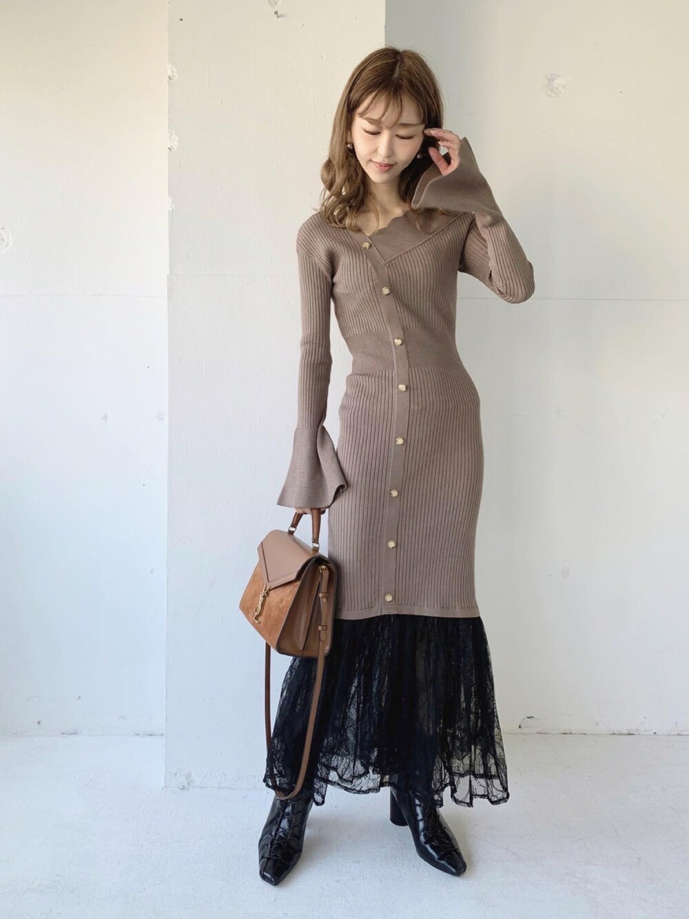 ブラウン系のワンピース、ブラック系のブーツを着用したレディースの秋コーディネートの1枚目の写真