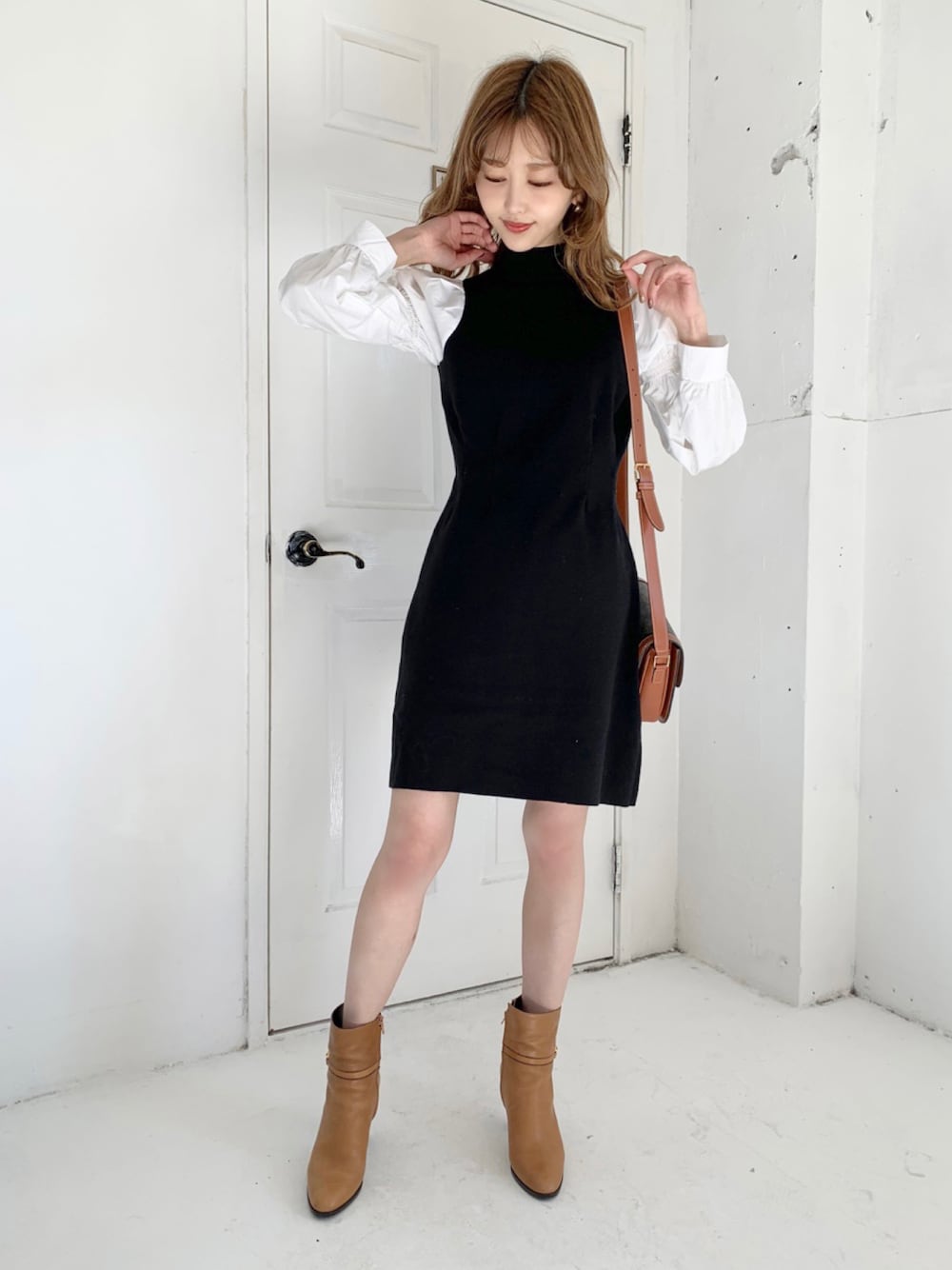 「ワンピース、ワンピーススタイル、ニットワンピース、ドッキングワンピ、ショートブーツ、モノトーン、オトナ女子、ショルダーバッグ、プチプラ、フリーズマート(FREE'S MART)、パフスリーブ、CELINE、韓国ファッション、ミニスカート、ミニワンピ」｜「FREE'S MARTの布帛ドッキングパフスリーブミニ丈ワンピース（ワンピース、ブラック系）」を使った、清水夏姫さん（レディース・160cm）の冬コーディネートの1枚目の写真