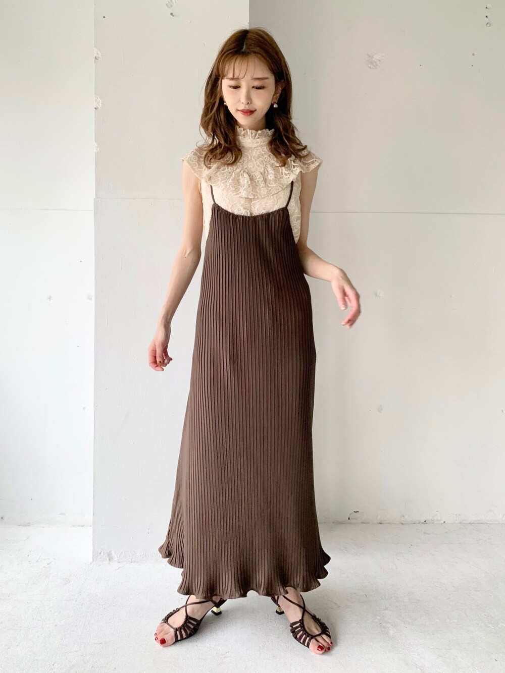 ブラウン系のワンピース、ホワイト系のシャツ/ブラウスを着用したレディースの夏コーディネートの1枚目の写真