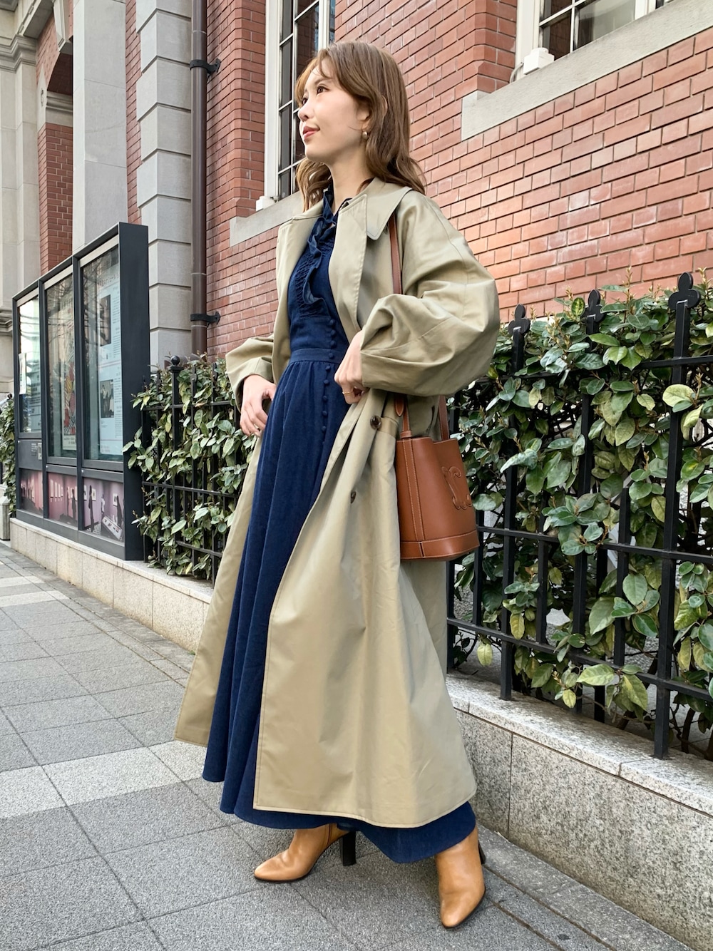 「きれいめカジュアル、トレンチコート、春アウター、春コート、スプリングコート、ボリューム袖、春コーデ、デニム、ロングコート、ロングワンピース、amerivintage、レイヤードスタイル、休日コーデ、大人女子、ワンピース」｜「Ameriのアイテム（トレンチコート、ベージュ系）」を使った、清水夏姫さん（レディース・160cm）の春コーディネートの1枚目の写真
