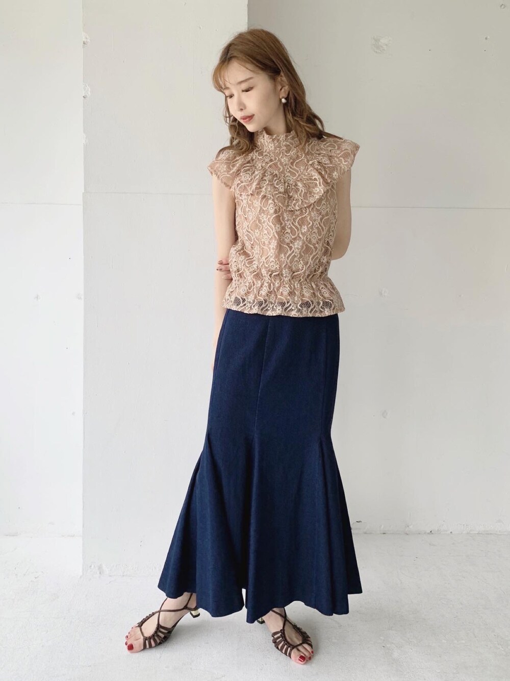 ベージュ系のシャツ/ブラウス、ブルー系のスカート、ブラウン系のサンダルを着用したレディースの夏コーディネートの1枚目の写真