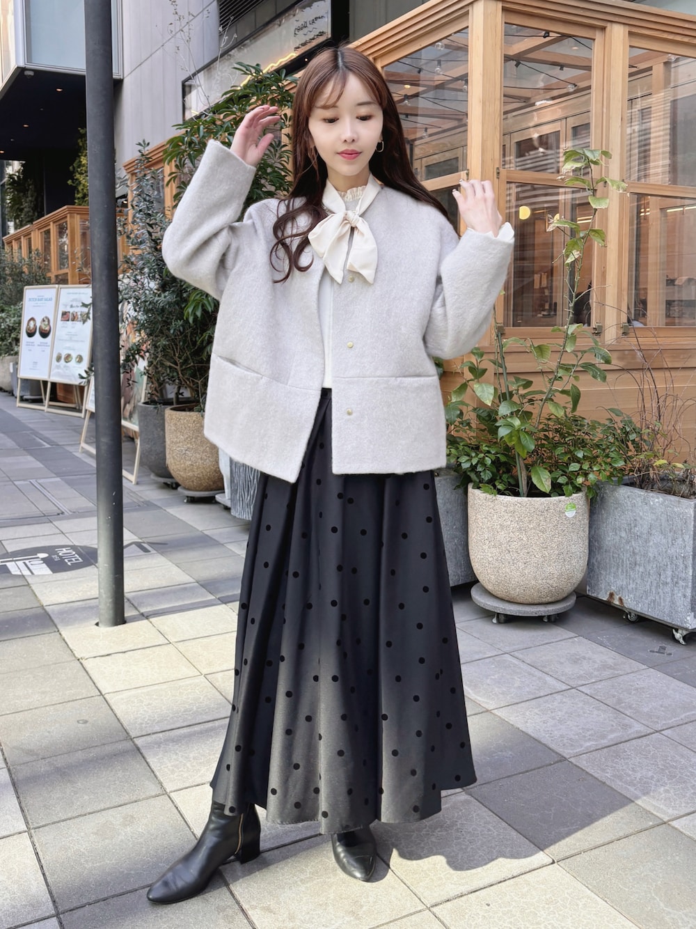 「冬コーデ、クリスマスに着たい服、マイベストコーデ2024、大人かわいい、秋冬コーデ、クリスマス、クリスマスコーデ、ショートコート、フレアスカート、大人可愛い、ロングスカート、ショートブーツ、ボウタイブラウス、レイヤードスタイル、DRESSTERIOR」｜「DRESSTERIORの【大人百花冬号掲載　モデル美香さん着用】モヘヤ混シャギーミニマルショートコート（ノーカラーコート、グレー系）」を使った、清水夏姫さん（レディース・160cm）の冬コーディネートの1枚目の写真