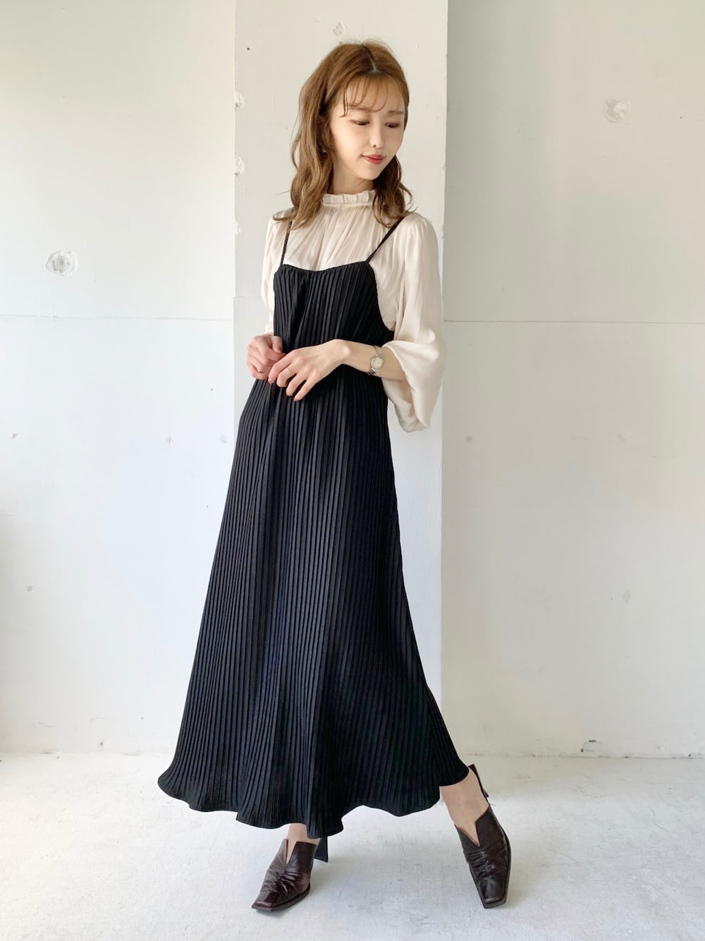 ブラック系のワンピース、ホワイト系のシャツ/ブラウスを着用したレディースの春コーディネートの1枚目の写真