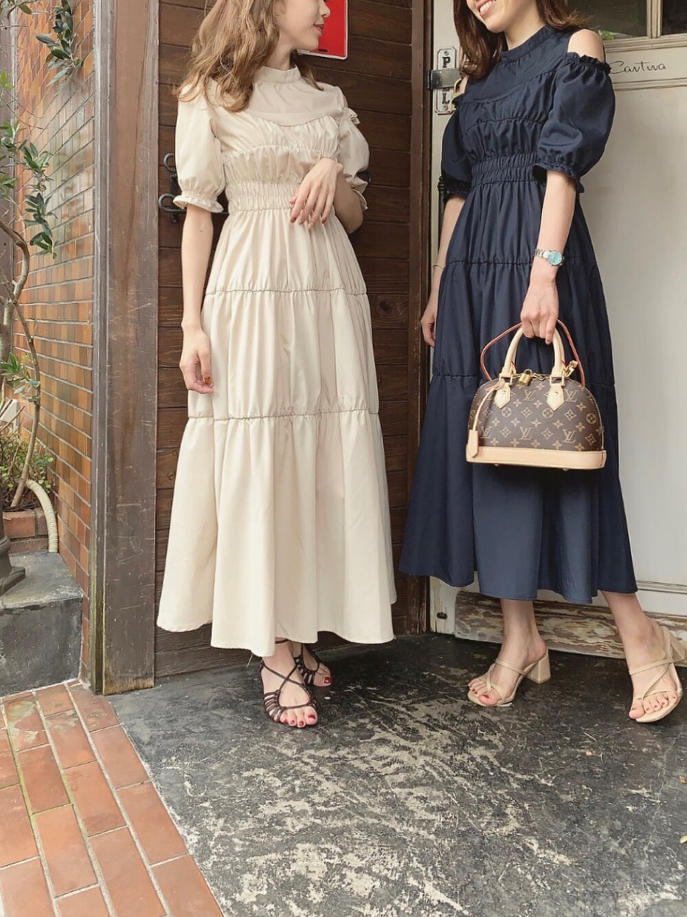 ベージュ系のワンピース、ブルー系のワンピース、ベージュ系のサンダルを着用したレディースの夏コーディネートの1枚目の写真