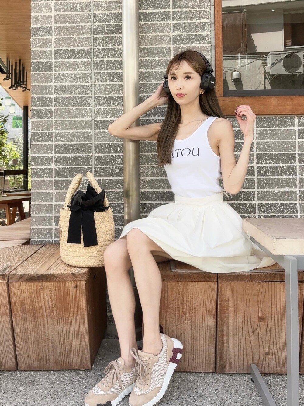 HERMESのスニーカー(ベージュ系)を使った人気ファッション HERMESのスニーカー(ベージュ系)を使った人気ファッション