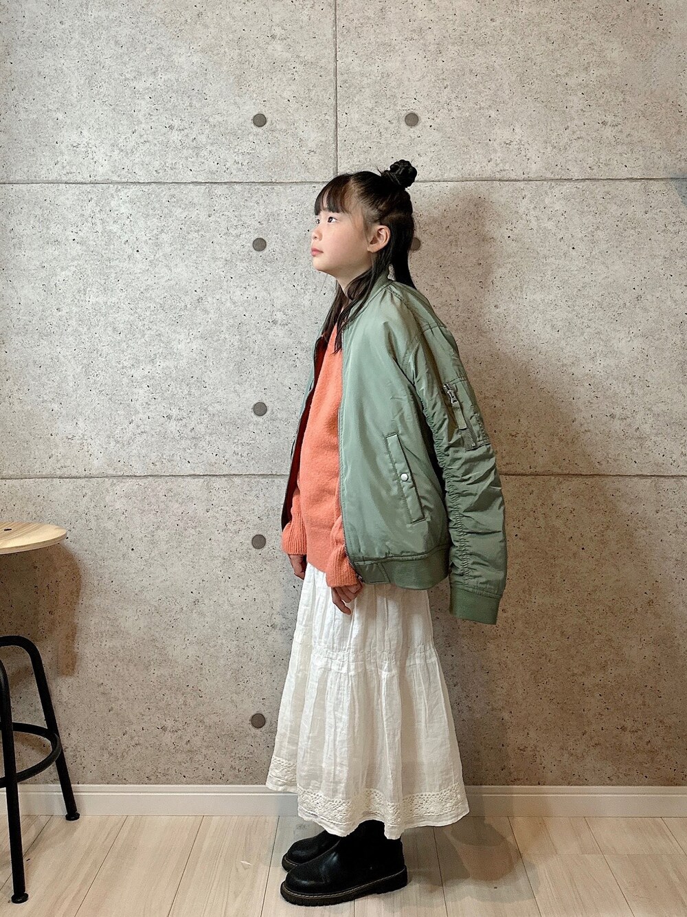 「ほめられ本命コーデ、キッズコーデ、カジュアルコーデ、シンプル、春コーデ、カラーニット、キッズファッション、MA-1、ブーツ」｜「H&Mのアイテム（MA-1、グリーン系）」を使った、sora   さん（キッズ・122cm）の冬コーディネートの1枚目の写真