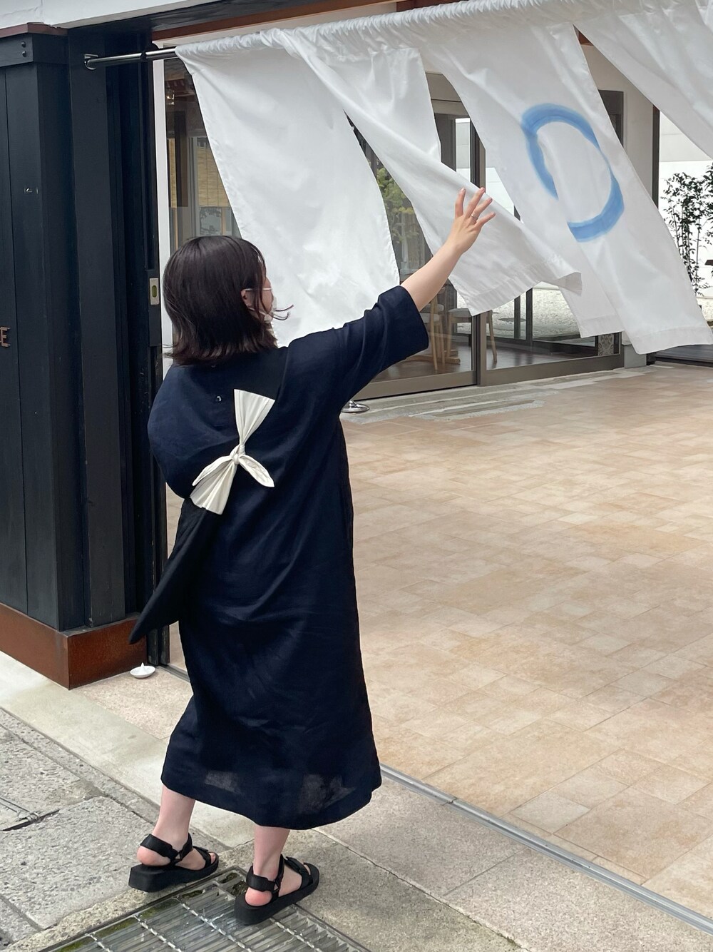 「シンプルコーデ、ワンピース、夏コーデ、サンダル、低身長コーデ、無印良品、AZUMABAG、麻ワンピース、gu」｜「GUのアイテム（サンダル、ブラック系）」を使った、minoさん（レディース・145cm）の夏コーディネートの1枚目の写真
