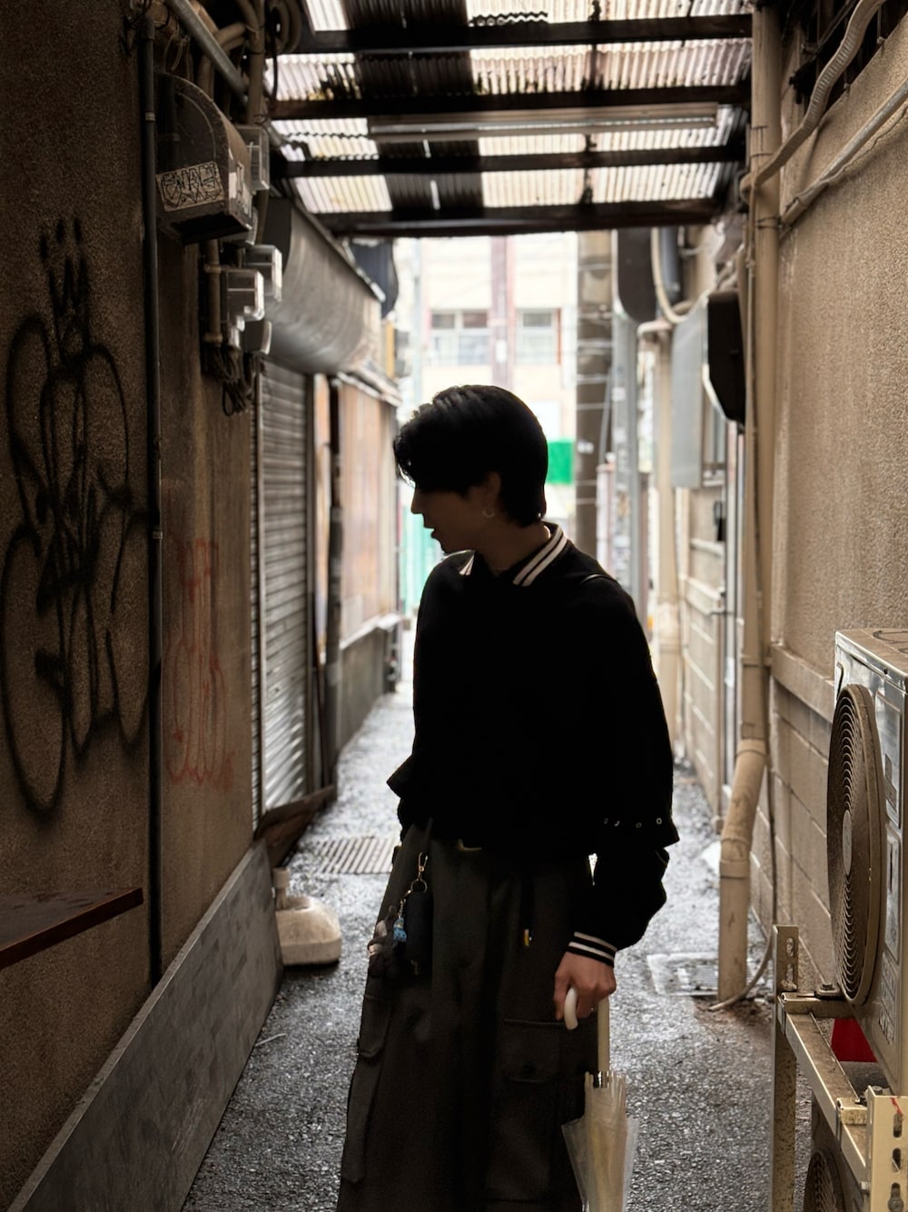 「CASPER JOHNのParachute slacks/パラシュートスラックス（カーゴパンツ、グレー系）」を使った、ととさん（メンズ・174cm）の夏コーディネートの1枚目の写真