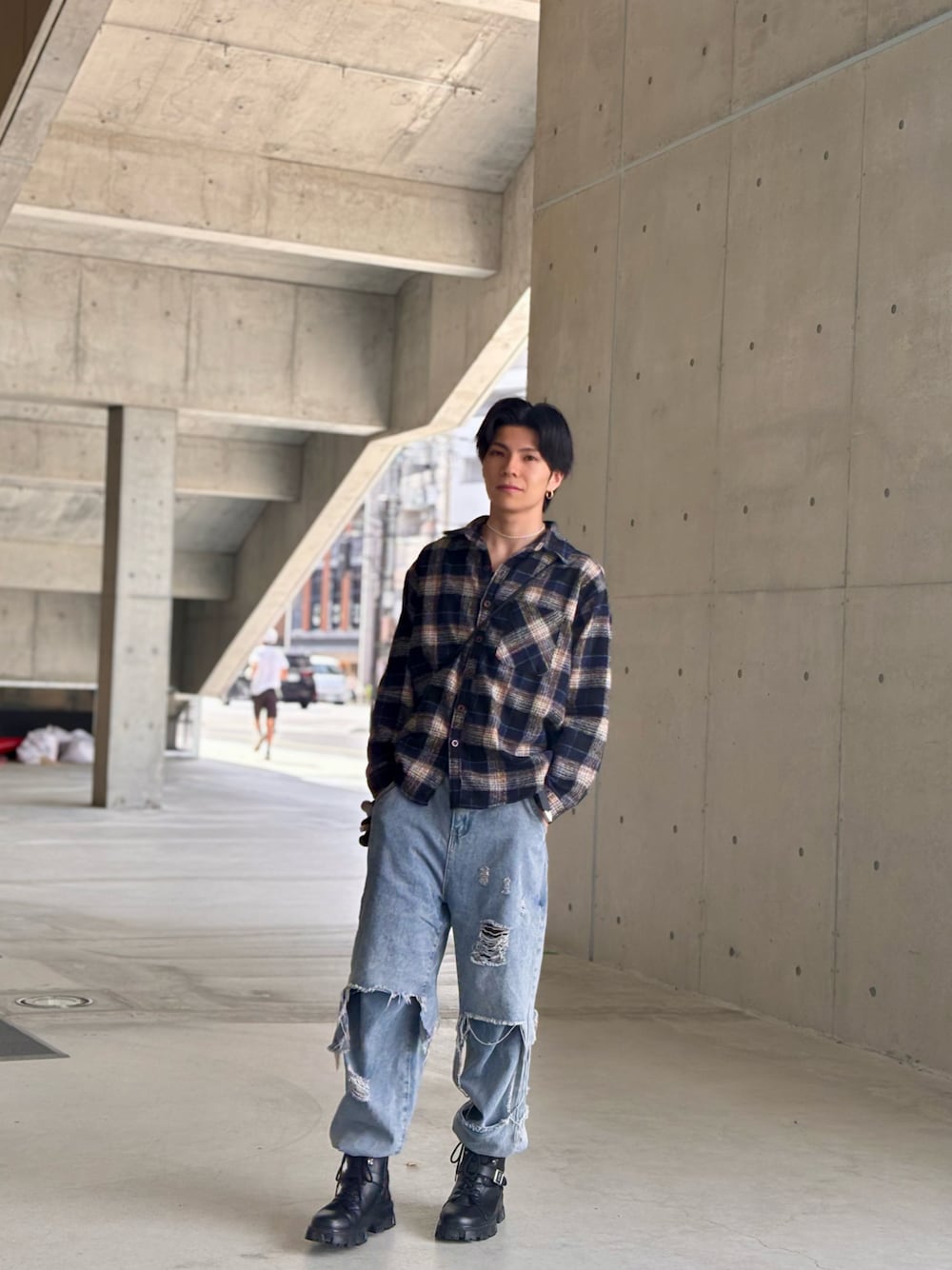 「休日コーデ」｜「WARAIJOGOの"WARAIJOGO（ワライジョーゴ ）" クラッシュダメージ ドッキングデニムパンツ（デニムパンツ、ブルー系）」を使った、ととさん（メンズ・174cm）の夏コーディネートの1枚目の写真