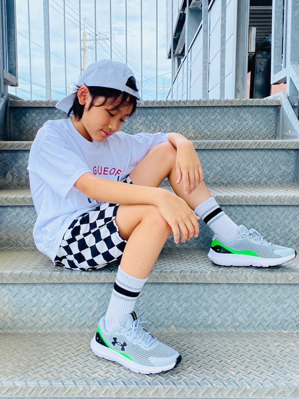 「カジュアル、韓国子供服、チェック、白Tシャツ、キャップ、スニーカー、スニーカーコーデ、プチプラ、男の子、ビッグシルエット、男の子コーデ、underarmour、アツいコーデ全部見せ、夏コーデ、ストリート」｜「韓国子供服のアイテム（Tシャツ/カットソー、ホワイト系）」を使った、Hayatoさん（キッズ・135cm）の夏コーディネートの1枚目の写真