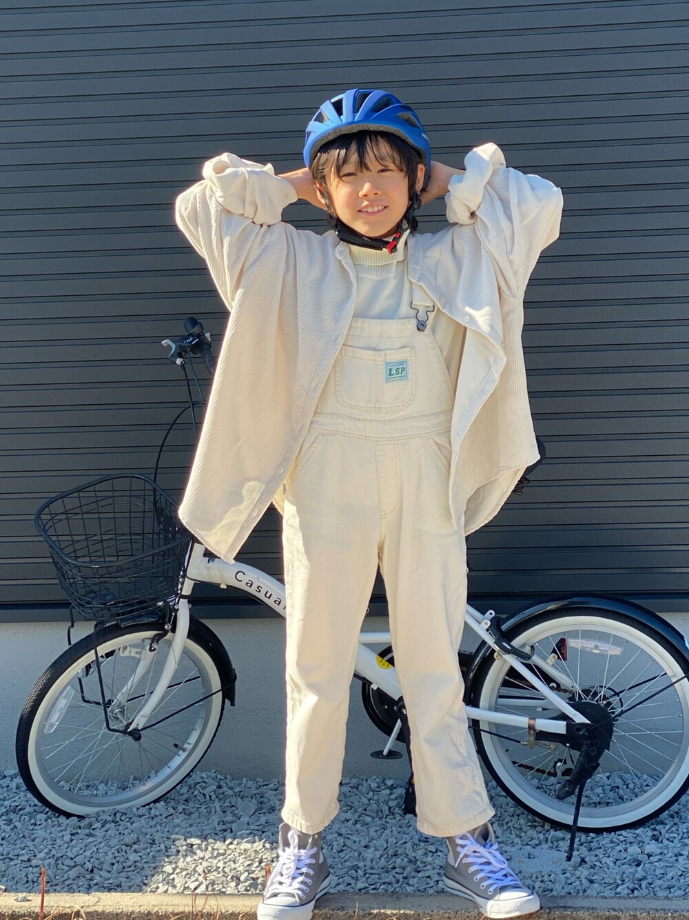 「サロペット、オーバーオール、ヘルメット、オフホワイト、ワントーンコーデ、キッズファッション、LEE、converse、コンバース、スニーカー、ハイネック、モックネック、タートルネック、オーバーサイズ」｜「Life Support Productsの【コットンUSAデニム】オーバーオール（80～160cm）（サロペット/オーバーオール、ホワイト系）」を使った、Hayatoさん（キッズ・134cm）の春コーディネートの1枚目の写真