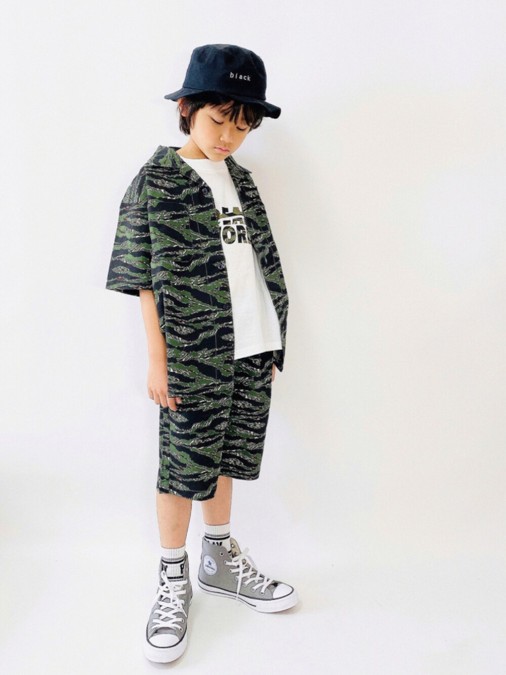 グリーン系のシャツ/ブラウス、ホワイト系のTシャツ/カットソー、グリーン系のその他パンツを着用したキッズの夏コーディネートの1枚目の写真