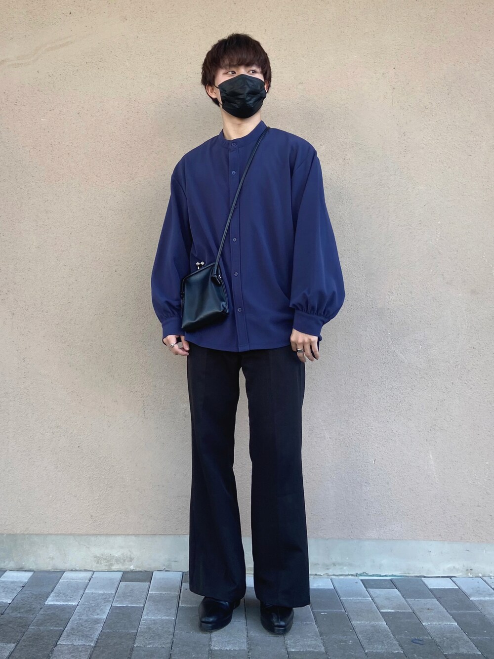 ブラック系のその他パンツ、ブラック系のブーツ、ブルー系のシャツ/ブラウスを着用したメンズの秋コーディネートの1枚目の写真