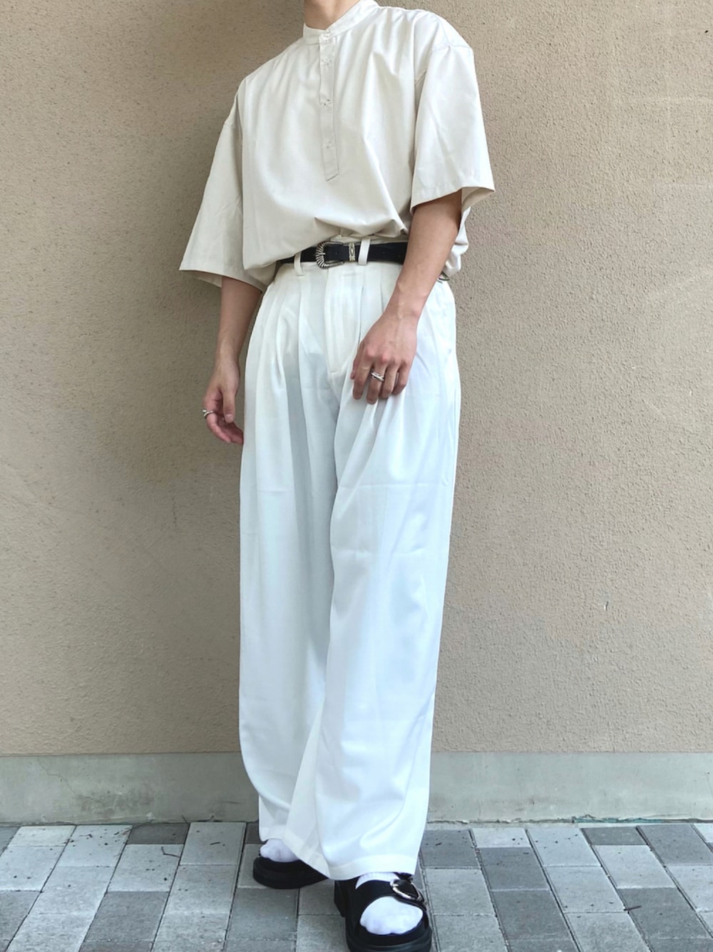 ホワイト系のシャツ/ブラウス、ホワイト系のその他パンツ、ブラック系のサンダルを着用したメンズの夏コーディネートの1枚目の写真