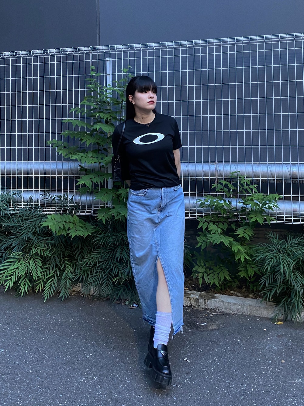 「オトナカジュアル、夏コーデ、Tシャツ、ロングスカート、デニムスカート、休日スタイル、休日コーデ、韓国ファッション、韓国ブランド、ストリート、骨格ストレート、レース、ルーズソックス、メンズライク、ミニバッグ」｜「OAKLEYのアイテム（トップス、ブラック系）」を使った、ayanoさん（骨格ストレート・レディース・163cm）の夏コーディネートの1枚目の写真