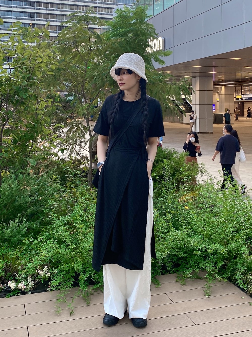 ブラック系のワンピース、ホワイト系のパンツ、ブラック系のシューズを着用したレディースの夏コーディネートの1枚目の写真