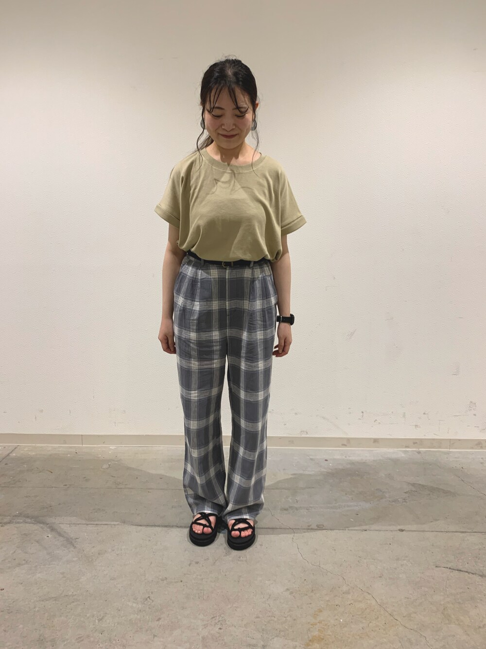 ベージュ系のTシャツ/カットソー、グレー系のその他パンツ、ブラック系のサンダルを着用したレディースの夏コーディネートの1枚目の写真