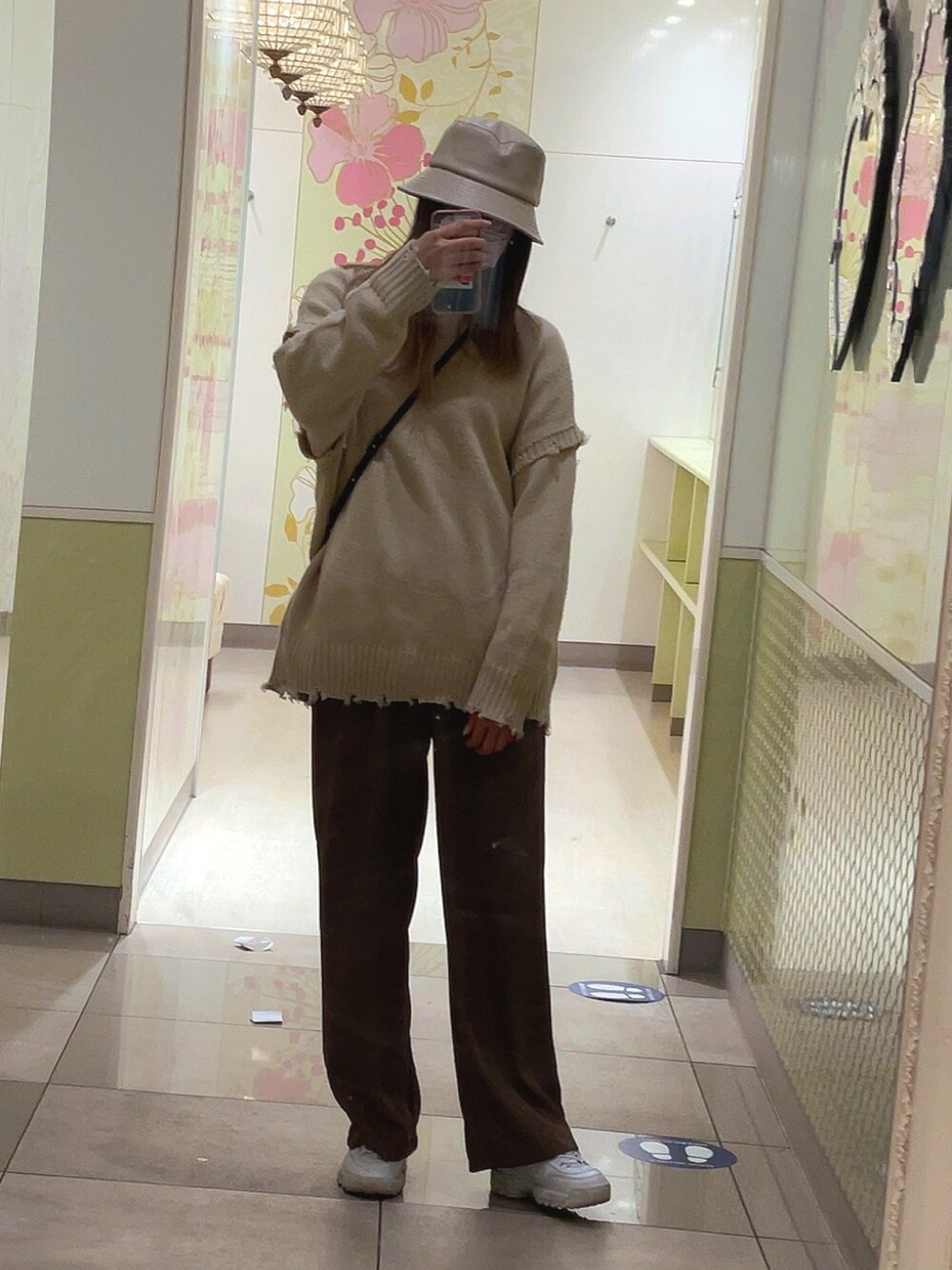 「ショッピングモール、シンプル、冬コーデ、バケハ、厚底シューズ、ベージュ、高身長女子、おしゃれさんと繋がりたい」｜「INGNIのアイテム（帽子、ベージュ系）」を使った、SHIHOさん（レディース・166cm）の冬コーディネートの1枚目の写真