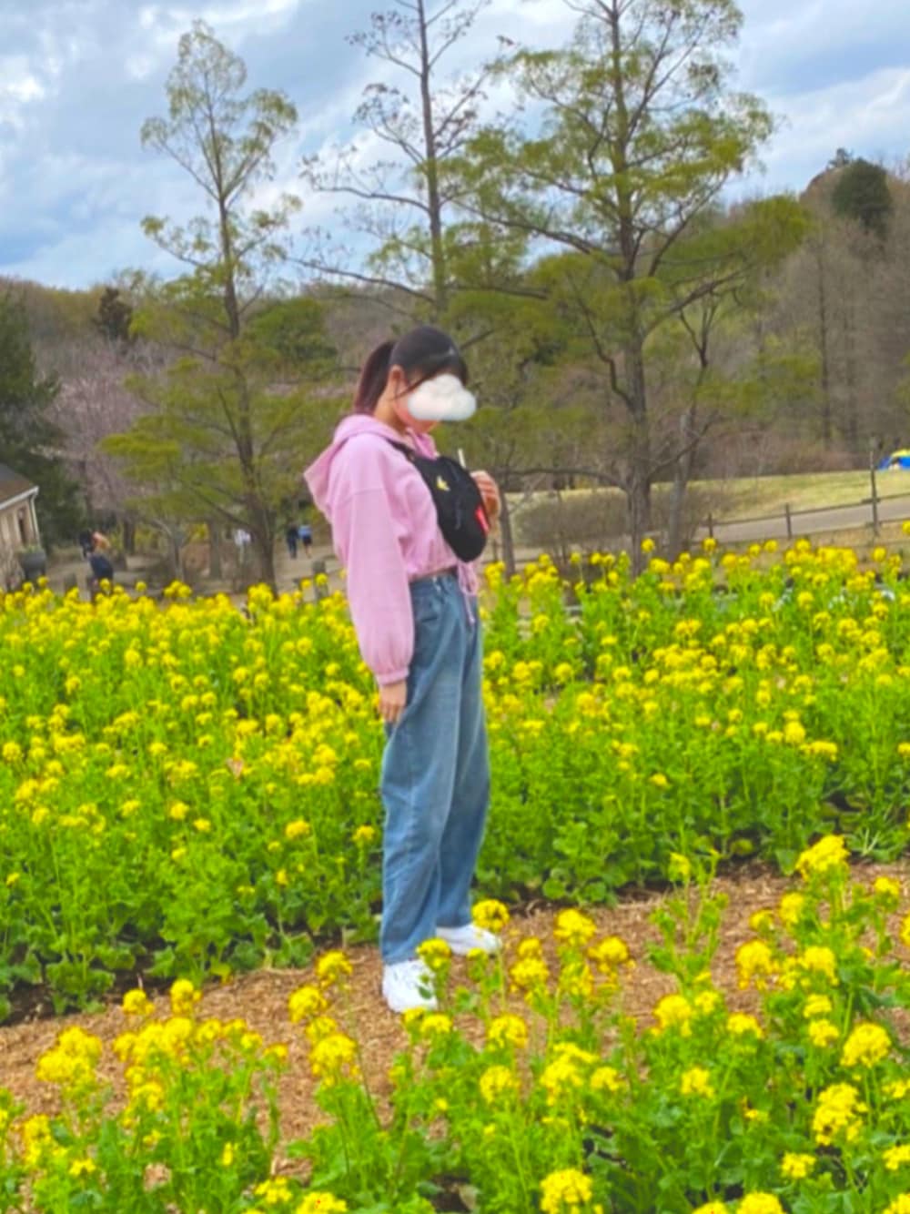 「春、ピンク、公園デート、高身長女子、厚底シューズ、FILA、shein、デニムパンツ、おしゃれさんと繋がりたい」｜「H&Mのアイテム（パーカー、ピンク系）」を使った、SHIHOさん（レディース・166cm）の春コーディネートの1枚目の写真