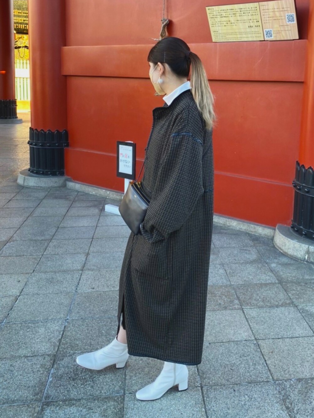 「アーバンリサーチ、冬コーデ、ロングコート、デートコーデ、浅草、セリーヌ、白ブーツ、高身長女子、おしゃれさんと繋がりたい」｜「URBAN RESEARCHのアイテム（ジャケット/アウター、ブラウン系）」を使った、SHIHOさん（レディース・166cm）の秋コーディネートの1枚目の写真