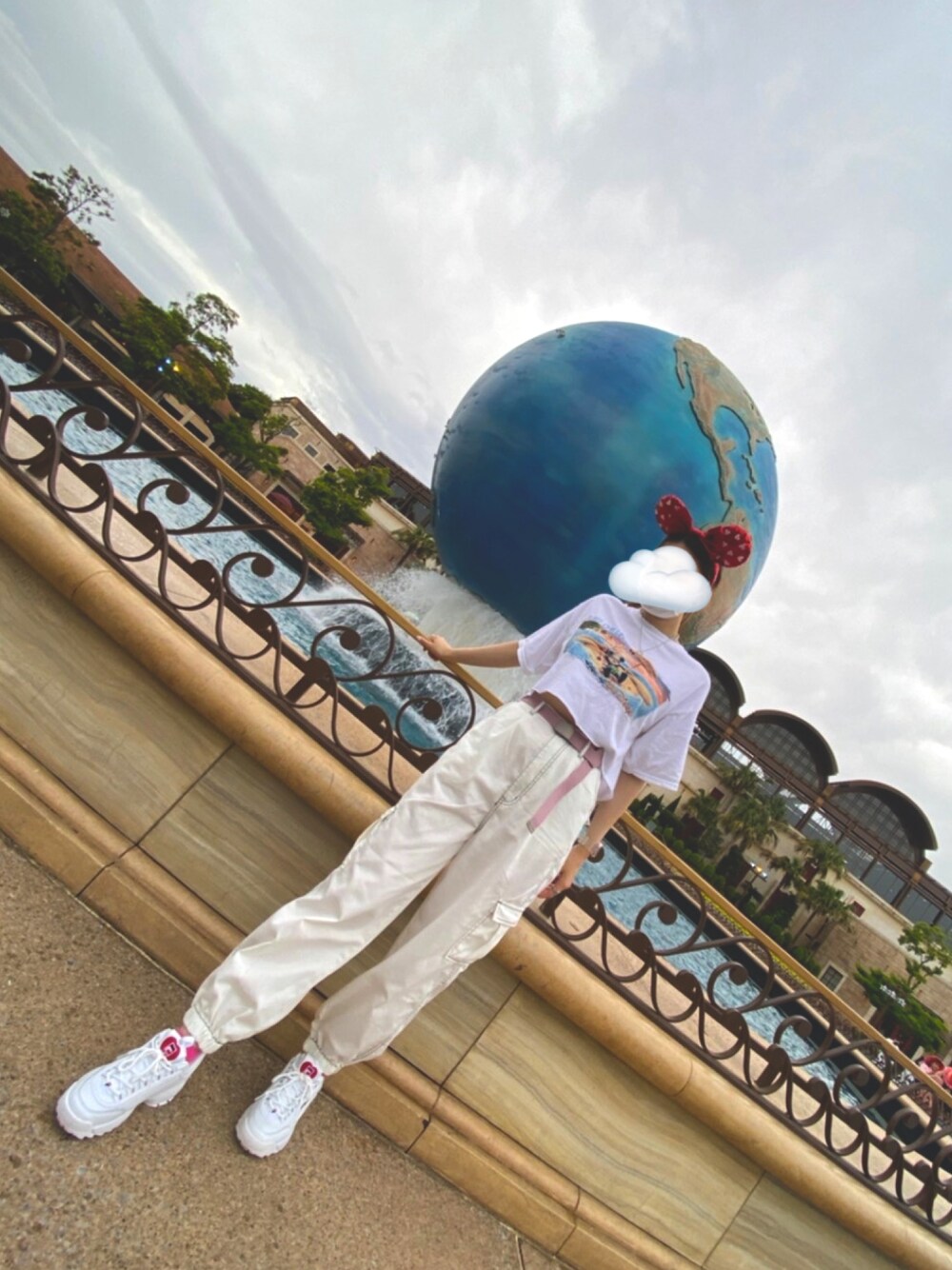 「disney sea、ディズニーコーデ、ホワイトコーデ、高身長女子、スニーカーコーデ、ミニー、古着MIX、おしゃれさんと繋がりたい」｜「Disneyのアイテム（カチューシャ、レッド系）」を使った、SHIHOさん（レディース・166cm）の夏コーディネートの1枚目の写真