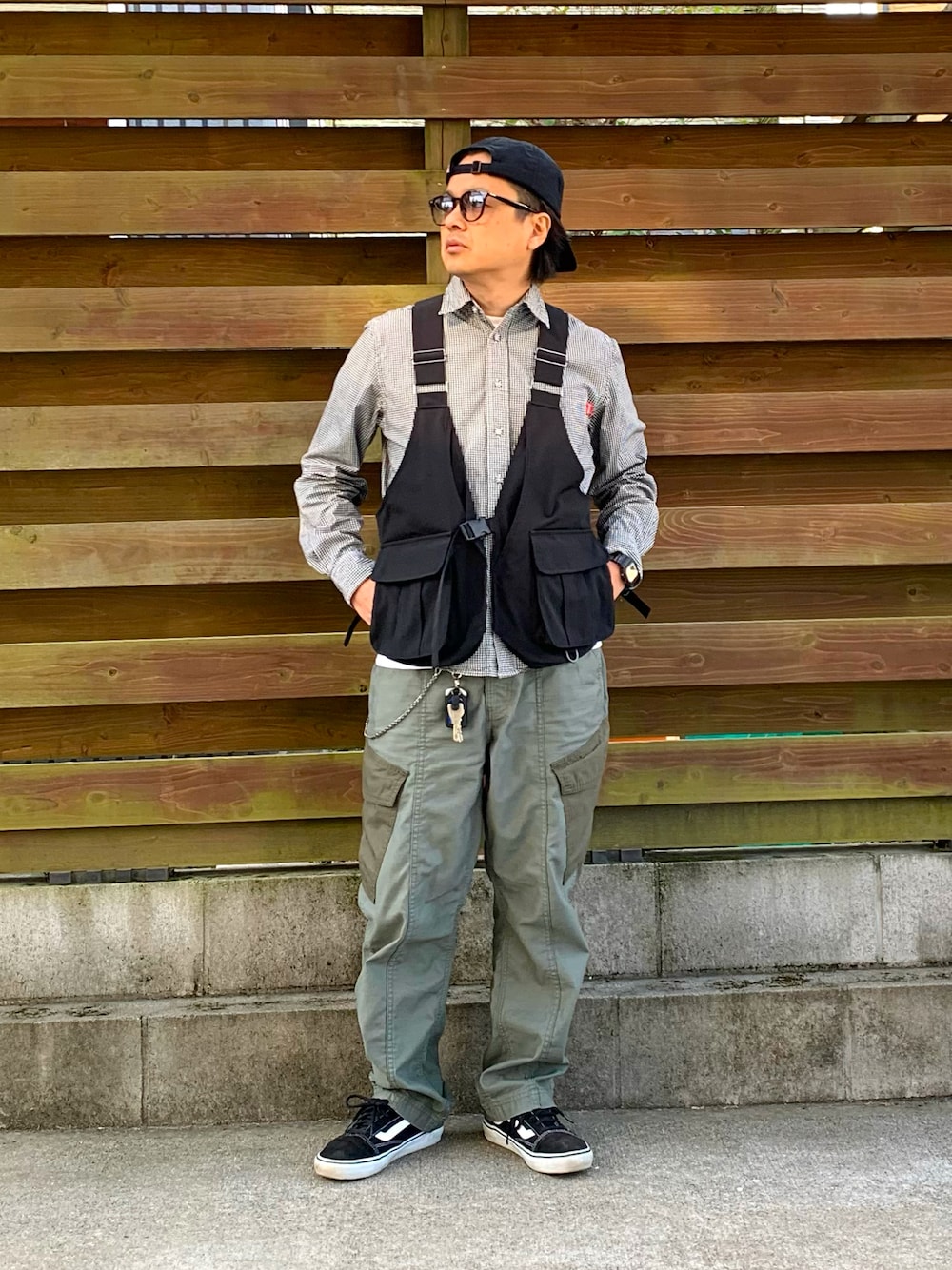 「シンプルコーデ、シンプル、ギンガムチェック、ベスト、カーゴパンツ、ブラック、キャップ、ウォレットチェーン、VANS、スニーカー、オトナカジュアル、休日スタイル、40代ファッション」｜「HOLLYWOOD RANCH MARKETのアイテム（キャップ、ブラック系）」を使った、𝓡𝓨𝓞𝓣𝓐さん（メンズ・165cm）の秋コーディネートの1枚目の写真