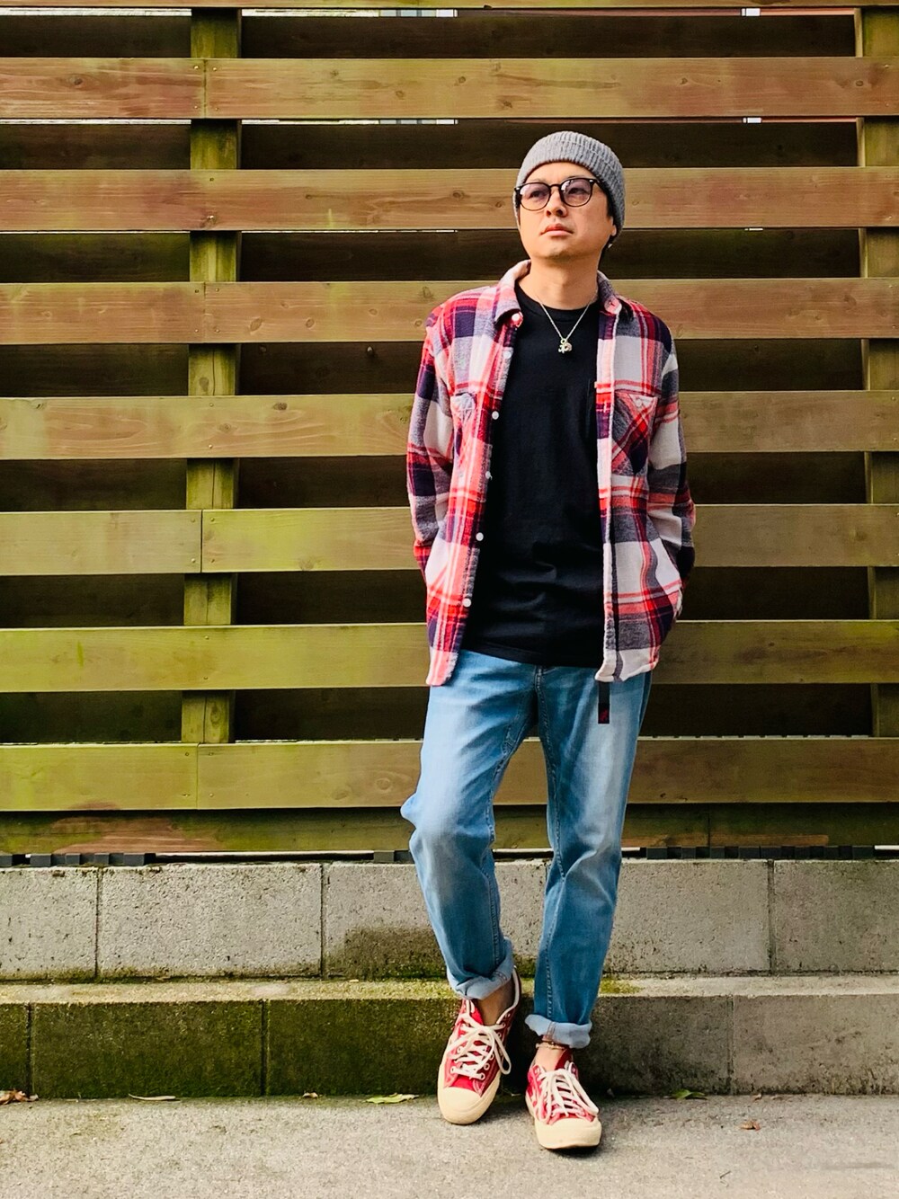 レッド系のシャツ/ブラウス、ホワイト系のTシャツ/カットソー、ブルー系のデニムパンツを着用したメンズの秋コーディネートの1枚目の写真