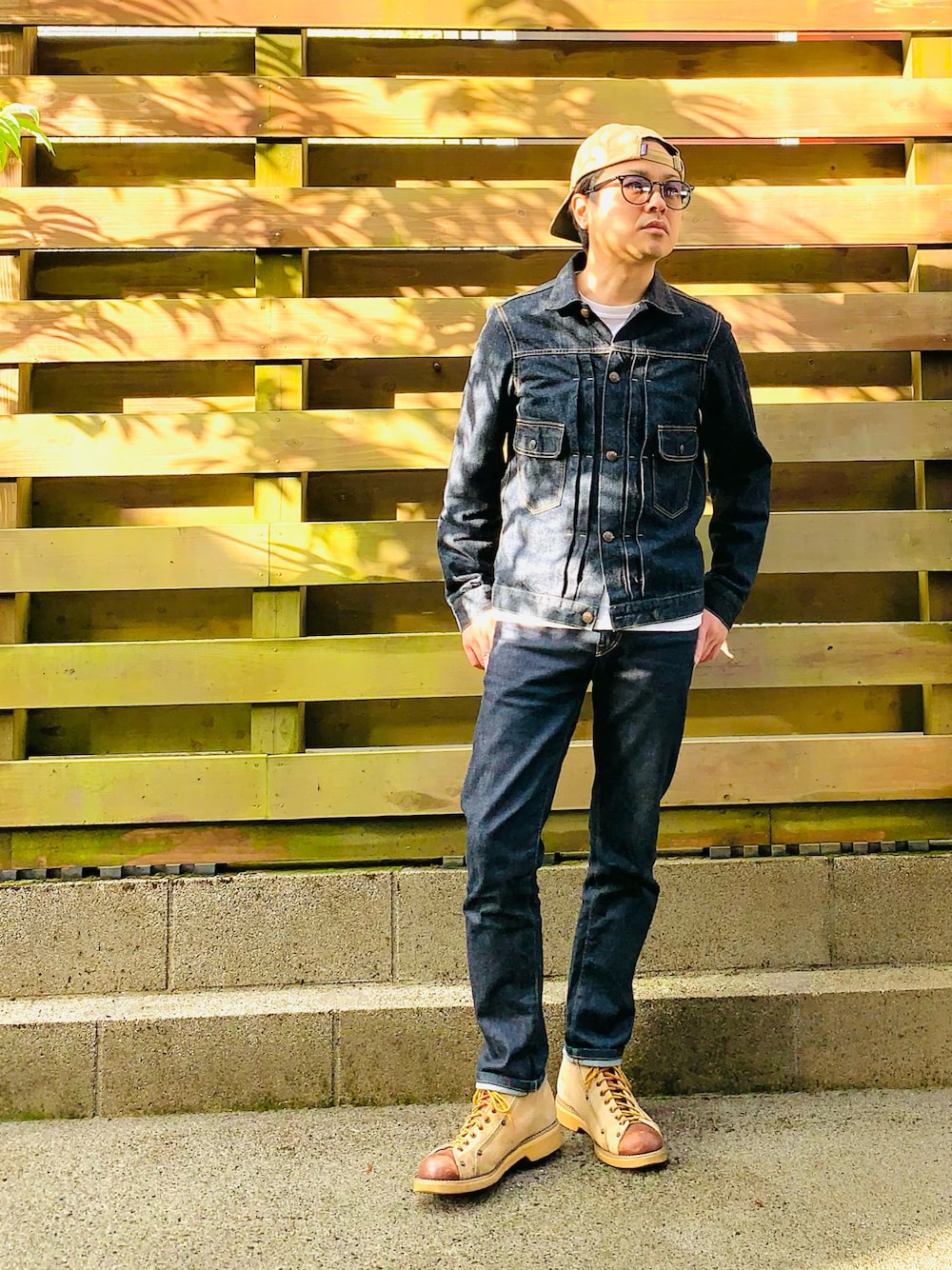 ブルー系のブルゾン、ホワイト系のTシャツ/カットソー、ブルー系のデニムパンツを着用したメンズの夏コーディネートの1枚目の写真