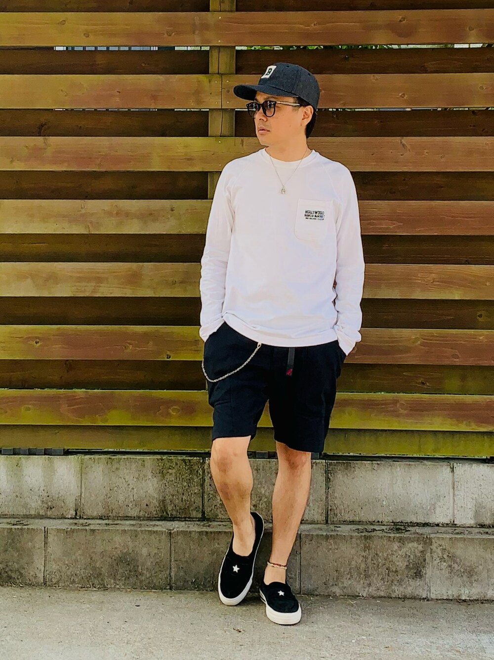 ホワイト系のTシャツ/カットソー、ブラック系のパンツ、ブラック系のローファーを着用したメンズの秋コーディネートの1枚目の写真