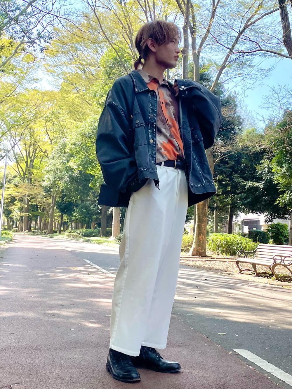 「休日コーデ、カジュアルコーデ、カジュアル、きれいめカジュアル、春、春コーデ、デニムジャケット、春服、大人カジュアル、ワイドパンツ、スラックス、革靴、差し色、シャツスタイル、タックイン」｜「minsobiの[minsobi]ビッグシルエットヴィンテージデニムジャケット（デニムジャケット、ブラック系）」を使った、りゅうへーさん（メンズ・180cm）の春コーディネートの1枚目の写真