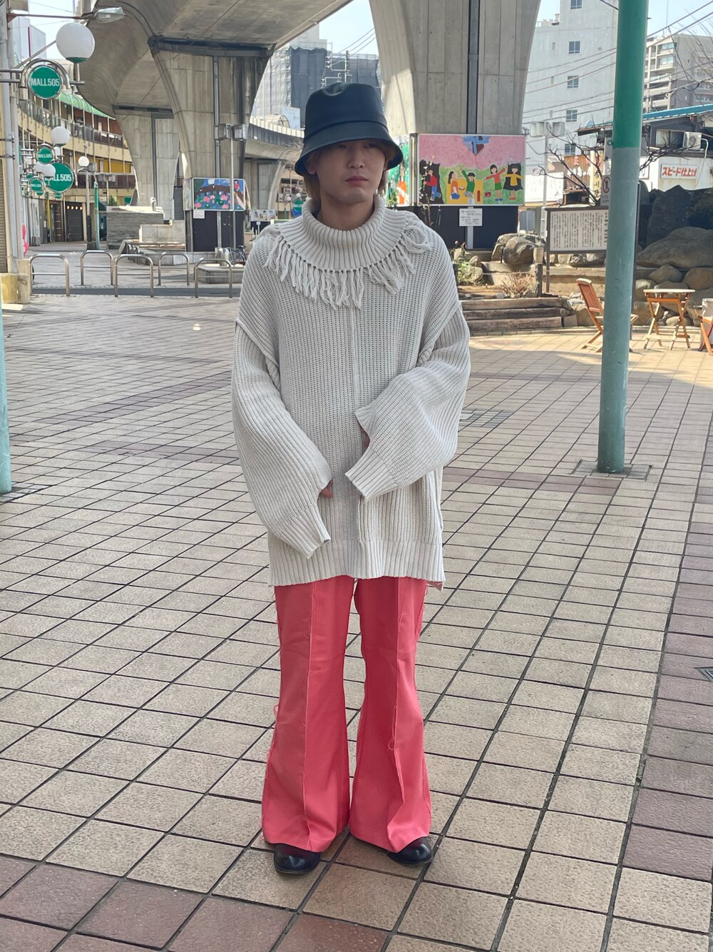「春服デビュー宣言、春、春コーデ、休日コーデ、大人カジュアル、きれいめカジュアル、パステルカラー、フレアパンツ、ニット、バケットハット、革靴、ピンク、maisonspecial、春色」｜「AIVERのフェイクレザーバケットハット（ハット、ブラック系）」を使った、りゅうへーさん（メンズ・180cm）の春コーディネートの1枚目の写真