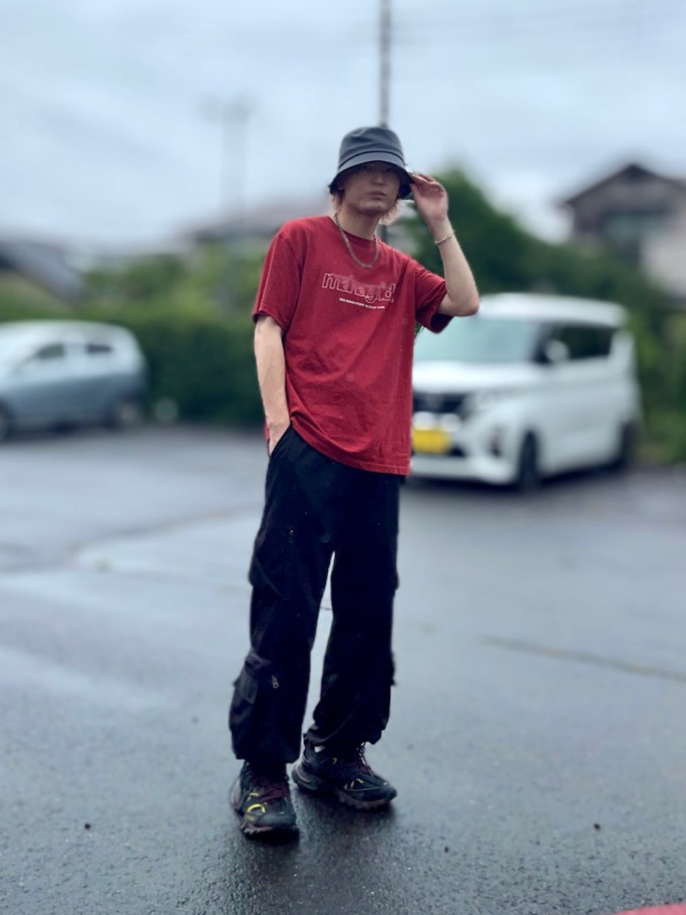 「夏だ！Tシャツ着よう！、WEARyouthコーデ、夏コーデ、夏、Tシャツ、バケットハット、カーゴパンツ、ストリート、カジュアル、ストリートコーデ、スニーカー、スニーカーコーデ、レッド、メンズファッション、休日スタイル」｜「MAHAGRIDのA'GEM/9 × .kom『mahagrid/マハグリッド』THIRD LOGO TEE/サードロゴ 半袖Tシャツ（Tシャツ/カットソー、レッド系）」を使った、りゅうへーさん（メンズ・180cm）の夏コーディネートの1枚目の写真