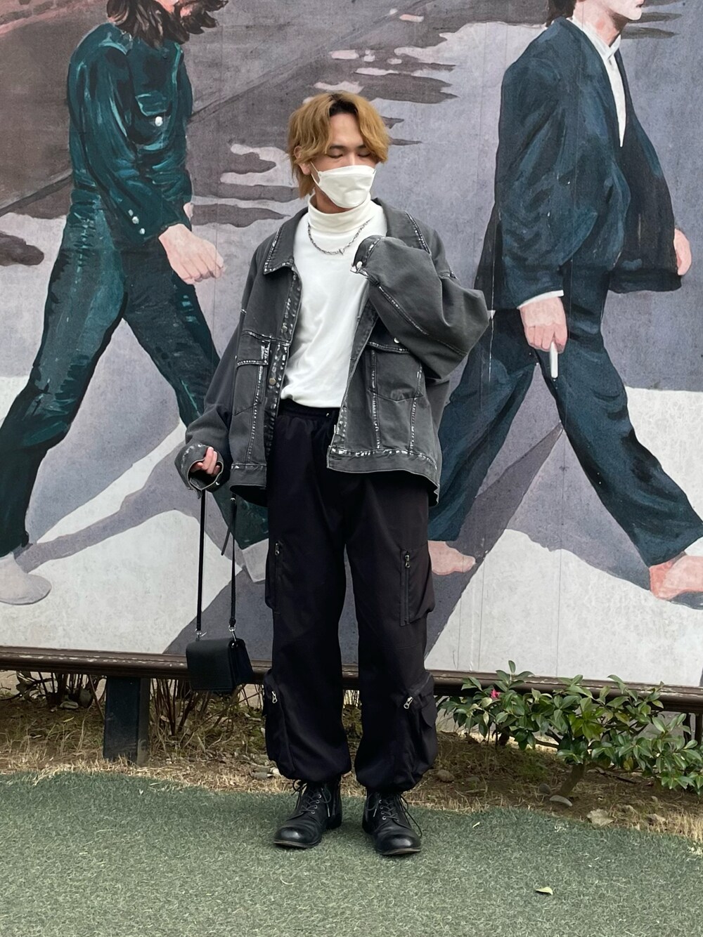 「春服デビュー宣言、休日スタイル、カジュアルコーデ、大人カジュアル、ストリート、ブーツ、タートルネック、デニムジャケット、春コーデ、春アウター、モノトーン、カフェ、きれいめカジュアル、革靴、オトナカジュアル」｜「UNIQLOのタートルネックT（長袖）（Tシャツ/カットソー、ホワイト系）」を使った、りゅうへーさん（メンズ・180cm）の春コーディネートの1枚目の写真