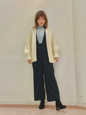 「ニットカーディガン」｜「アイテム（サロペット/オーバーオール）」を使った、Mayuさん（レディース・168cm）の冬コーディネート