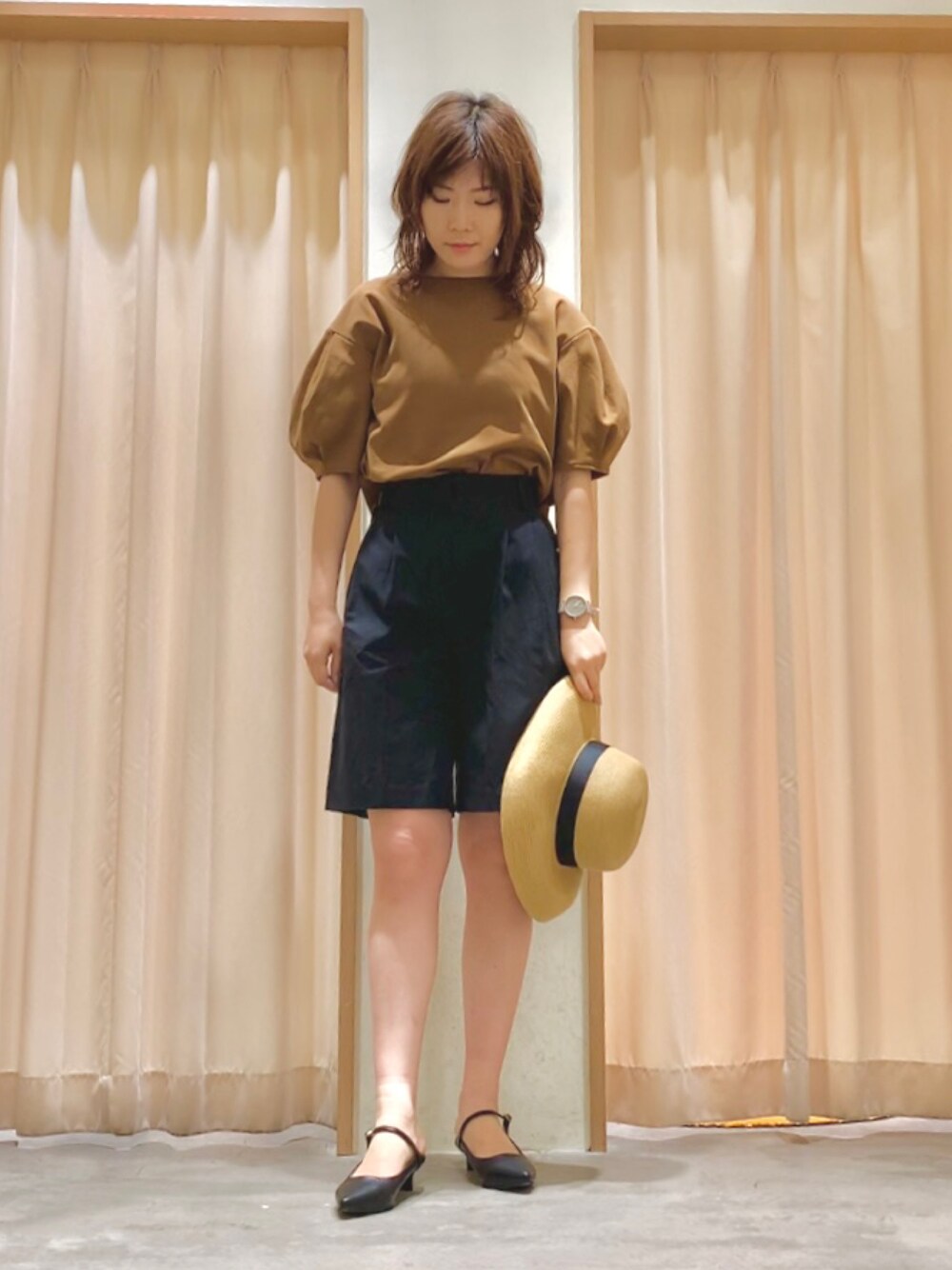 「大人かわいい、カジュアルコーデ、オトナ女子、シンプル、夏コーデ、ボリューム袖、ショートパンツ、パンツスタイル、カジュアル、きれいめカジュアル、大人カジュアル、Te chichi(Te chichi)、おしゃれさんと繋がりたい、いいね、save、フォローお願いします🤑、テチチ(Te chichi)」｜「Te chichiの【スタイル美人カットソー】バナナスリーブバックファスナーカットソー（Tシャツ/カットソー、ブラウン系）」を使った、Mayuさん（レディース・168cm）の春コーディネートの1枚目の写真