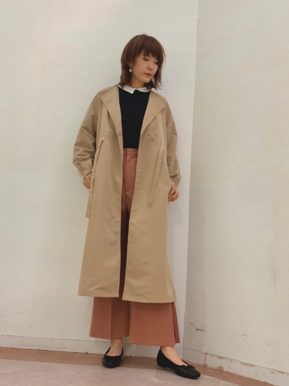 「フレアパンツ、パンツスタイル、襟付きトップス、ニット、休日スタイル、カジュアルコーデ、秋コーデ、Techichi TERRASSE、きれいめカジュアル、大人コーデ、大人カジュアル、ロングコート、コート」｜「Te chichi TERRASSEのドロストロングコート（その他アウター、ベージュ系）」を使った、Mayuさん（レディース・168cm）の秋コーディネートの1枚目の写真